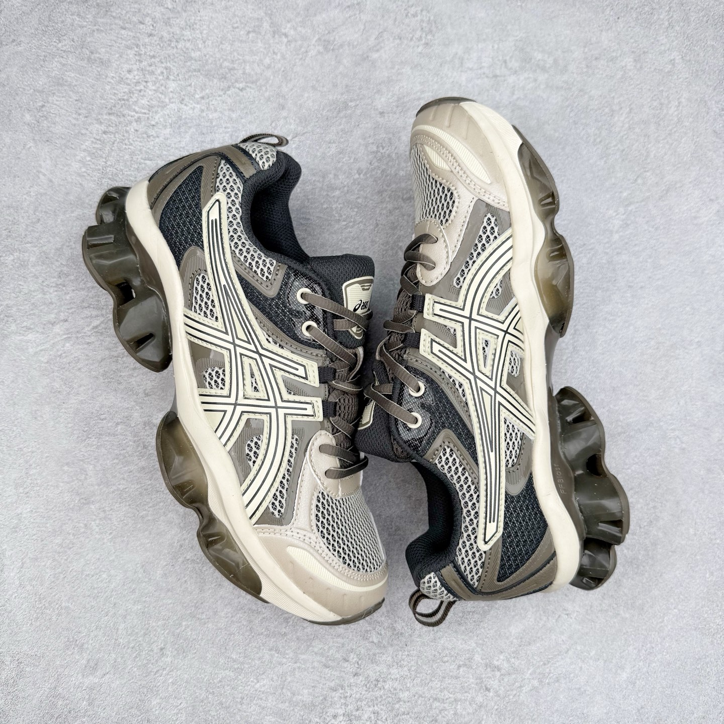 图片[3]-ASICS Gel-Quantum Kinetic 亚瑟士量子动能系列轻量全掌硅胶缓震休闲运动跑步鞋 ASICS以其独特匠心与科技魅力持续在运动鞋领域掀起新风尚今春二月GEL-Quantum Kinetic系列再度破茧而出携两款全新配色震撼回归倾力演绎运动潮流的无限可能 凝聚了卓越的科技创新与深厚的设计底蕴搭载先进的GEL缓震科技将每一次冲击力转化为平稳推进的动力为你提供前所未有的舒适体验与卓越的缓震保护性能 巧妙融合时尚元素与运动美学无论在街头还是赛道诠释不同情感与态度彰显独一无二的时尚运动风格尺码：36 37 37.5 38 39 39.5 40 40.5 41.5 42 42.5 43.5 44 44.5 45-选品中心