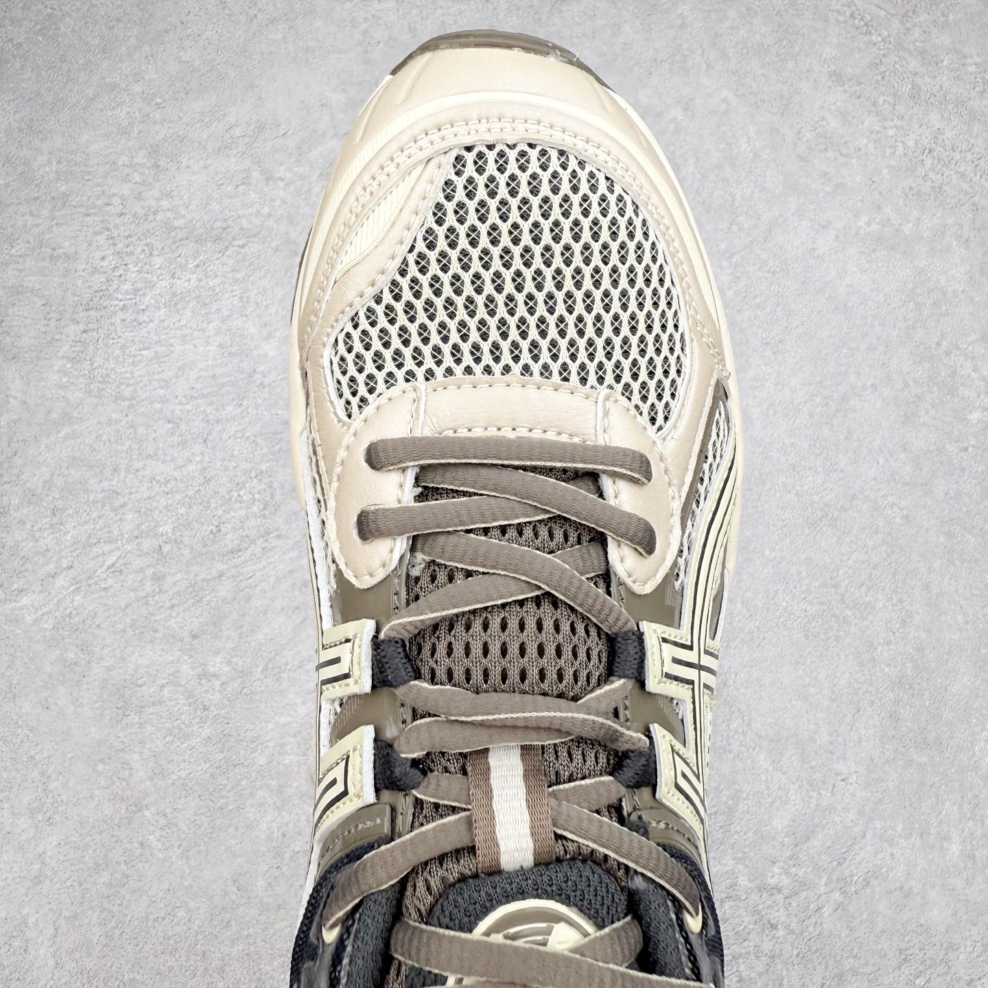 图片[4]-ASICS Gel-Quantum Kinetic 亚瑟士量子动能系列轻量全掌硅胶缓震休闲运动跑步鞋 ASICS以其独特匠心与科技魅力持续在运动鞋领域掀起新风尚今春二月GEL-Quantum Kinetic系列再度破茧而出携两款全新配色震撼回归倾力演绎运动潮流的无限可能 凝聚了卓越的科技创新与深厚的设计底蕴搭载先进的GEL缓震科技将每一次冲击力转化为平稳推进的动力为你提供前所未有的舒适体验与卓越的缓震保护性能 巧妙融合时尚元素与运动美学无论在街头还是赛道诠释不同情感与态度彰显独一无二的时尚运动风格尺码：36 37 37.5 38 39 39.5 40 40.5 41.5 42 42.5 43.5 44 44.5 45-选品中心