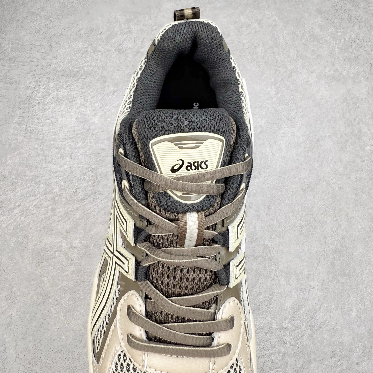 图片[5]-ASICS Gel-Quantum Kinetic 亚瑟士量子动能系列轻量全掌硅胶缓震休闲运动跑步鞋 ASICS以其独特匠心与科技魅力持续在运动鞋领域掀起新风尚今春二月GEL-Quantum Kinetic系列再度破茧而出携两款全新配色震撼回归倾力演绎运动潮流的无限可能 凝聚了卓越的科技创新与深厚的设计底蕴搭载先进的GEL缓震科技将每一次冲击力转化为平稳推进的动力为你提供前所未有的舒适体验与卓越的缓震保护性能 巧妙融合时尚元素与运动美学无论在街头还是赛道诠释不同情感与态度彰显独一无二的时尚运动风格尺码：36 37 37.5 38 39 39.5 40 40.5 41.5 42 42.5 43.5 44 44.5 45-选品中心