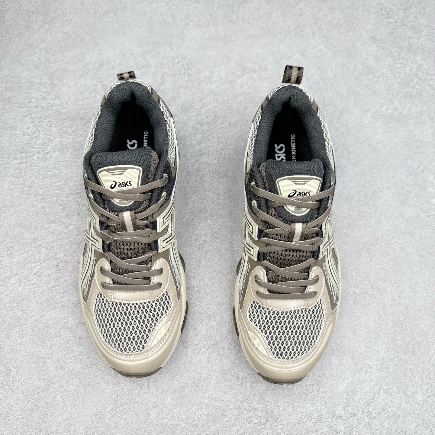 图片[2]-ASICS Gel-Quantum Kinetic 亚瑟士量子动能系列轻量全掌硅胶缓震休闲运动跑步鞋 ASICS以其独特匠心与科技魅力持续在运动鞋领域掀起新风尚今春二月GEL-Quantum Kinetic系列再度破茧而出携两款全新配色震撼回归倾力演绎运动潮流的无限可能 凝聚了卓越的科技创新与深厚的设计底蕴搭载先进的GEL缓震科技将每一次冲击力转化为平稳推进的动力为你提供前所未有的舒适体验与卓越的缓震保护性能 巧妙融合时尚元素与运动美学无论在街头还是赛道诠释不同情感与态度彰显独一无二的时尚运动风格尺码：36 37 37.5 38 39 39.5 40 40.5 41.5 42 42.5 43.5 44 44.5 45-选品中心