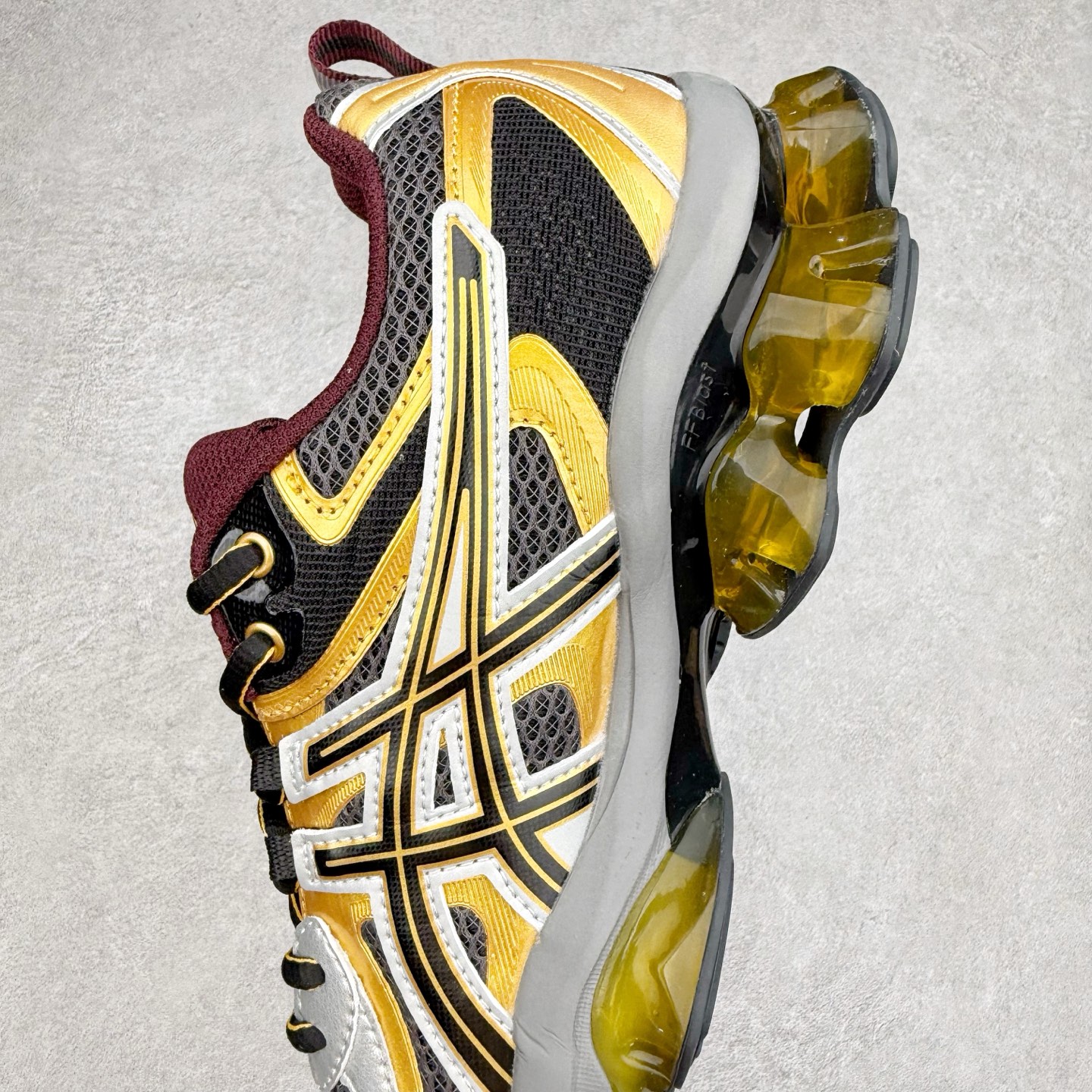 图片[7]-ASICS Gel-Quantum Kinetic 亚瑟士量子动能系列轻量全掌硅胶缓震休闲运动跑步鞋 ASICS以其独特匠心与科技魅力持续在运动鞋领域掀起新风尚今春二月GEL-Quantum Kinetic系列再度破茧而出携两款全新配色震撼回归倾力演绎运动潮流的无限可能 凝聚了卓越的科技创新与深厚的设计底蕴搭载先进的GEL缓震科技将每一次冲击力转化为平稳推进的动力为你提供前所未有的舒适体验与卓越的缓震保护性能 巧妙融合时尚元素与运动美学无论在街头还是赛道诠释不同情感与态度彰显独一无二的时尚运动风格尺码：36 37 37.5 38 39 39.5 40 40.5 41.5 42 42.5 43.5 44 44.5 45-选品中心