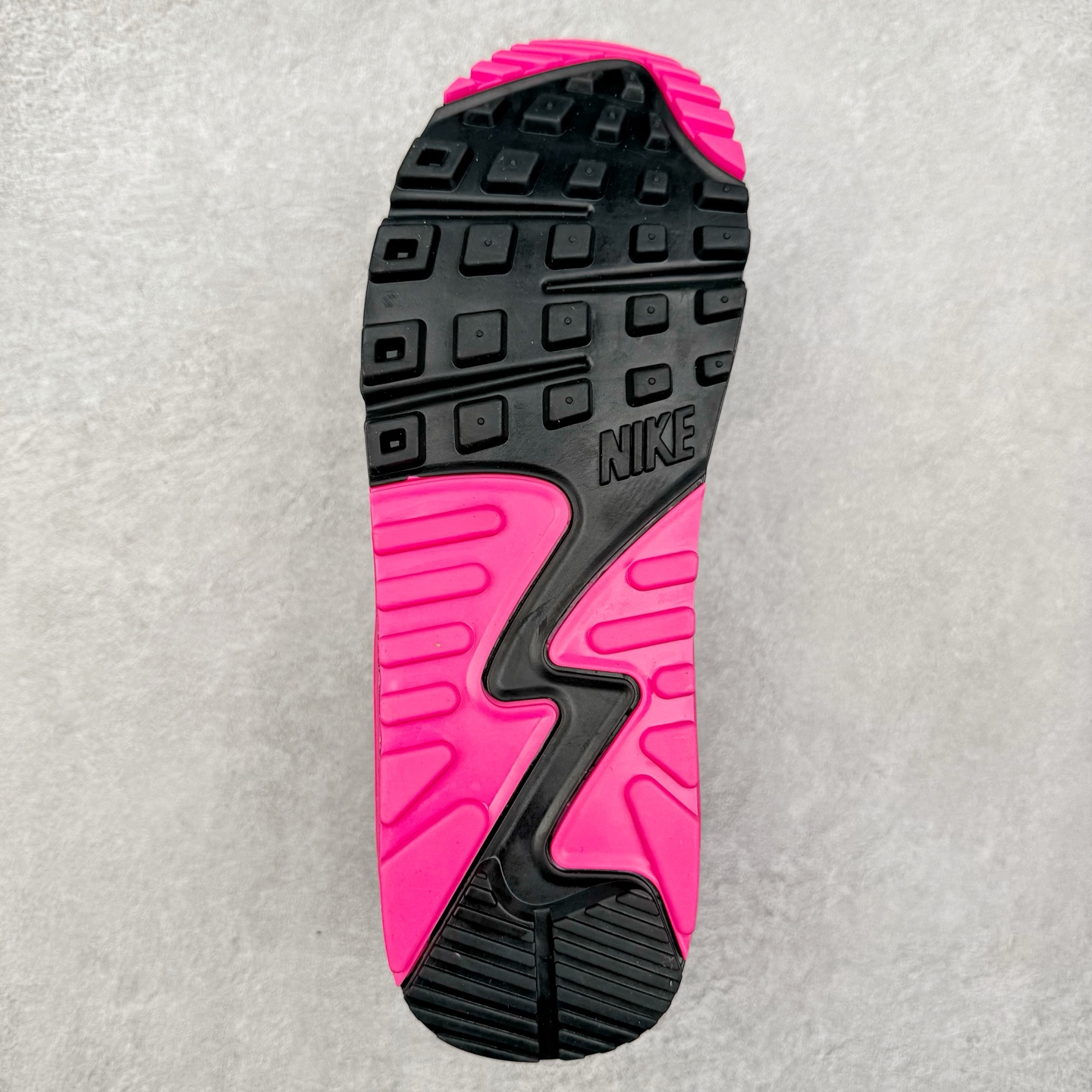 图片[9]-＃MX版 NK Air MAX 90 气垫复古减震跑步鞋 DM0029-010 经典重温 独家陆续补货 外单专供大厂出品 品质稳定 一百余色 终端操作 Air Max 90于1990年推出 来自Air Max系列 在Air Max 1的基础上改进而得 增加了气垫面积 外型上也更为流线 最特別的就是加入了菱纹塑胶嵌板 为Air Max 90增添了许多潮流气息 皮革鞋面 造就出色耐穿性和支撑力 Max Air缓震配置搭配泡棉中底 令Air Max 90轻盈而舒适 华夫格橡胶外底 铸就Air Max 90非凡的抓地力 而Air Max 90不仅是一双跑鞋 它成功跨越了时间的演进 成为了球鞋文化与潮流圈中最熟为人知的鞋款之一 尺码：36 36.5 37.5 38 38.5 39 40 40.5 41 42 42.5 43 44 44.5 45-选品中心