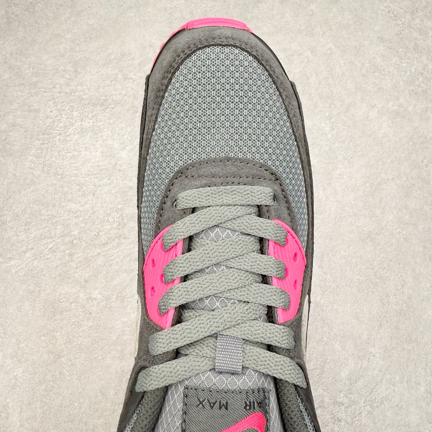 图片[4]-＃MX版 NK Air MAX 90 气垫复古减震跑步鞋 DM0029-010 经典重温 独家陆续补货 外单专供大厂出品 品质稳定 一百余色 终端操作 Air Max 90于1990年推出 来自Air Max系列 在Air Max 1的基础上改进而得 增加了气垫面积 外型上也更为流线 最特別的就是加入了菱纹塑胶嵌板 为Air Max 90增添了许多潮流气息 皮革鞋面 造就出色耐穿性和支撑力 Max Air缓震配置搭配泡棉中底 令Air Max 90轻盈而舒适 华夫格橡胶外底 铸就Air Max 90非凡的抓地力 而Air Max 90不仅是一双跑鞋 它成功跨越了时间的演进 成为了球鞋文化与潮流圈中最熟为人知的鞋款之一 尺码：36 36.5 37.5 38 38.5 39 40 40.5 41 42 42.5 43 44 44.5 45-选品中心