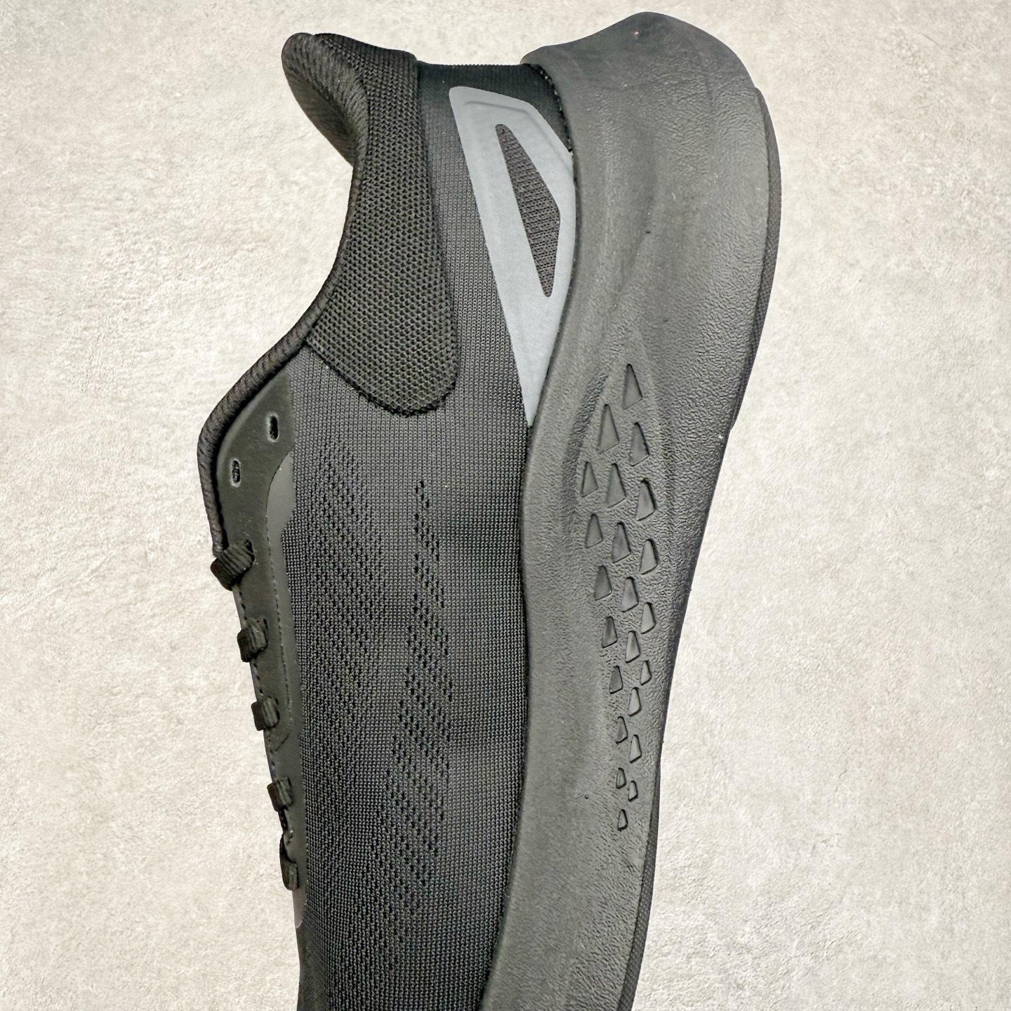 图片[7]-DESCENTE 迪桑特舒适百搭减震耐磨轻便低帮 休闲训练长跑城市通勤跑步鞋 DESCENTE（迪桑特）创立于1935年，品牌名取自法语词汇，意为“滑降”。品牌箭头标识代表滑雪的三种技术“高速直线滑行”、“穿越”和“侧滑”，也寓意品牌在打造高端专业运动产品中不断追求完美的创新精神，致力于成为中国高端专业滑雪、综训、女子、铁人三项、高尔夫的第一品牌。尺码：39 40 40.5 41 42 42.5 43 44 44.5 45-选品中心