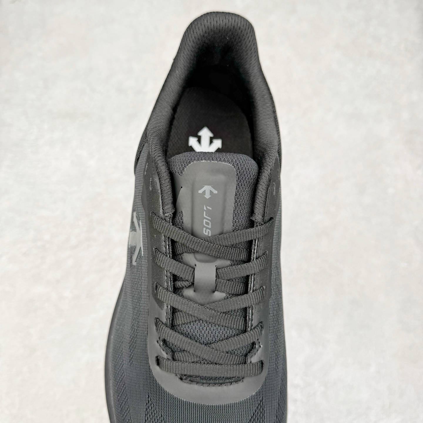 图片[5]-DESCENTE 迪桑特舒适百搭减震耐磨轻便低帮 休闲训练长跑城市通勤跑步鞋 DESCENTE（迪桑特）创立于1935年，品牌名取自法语词汇，意为“滑降”。品牌箭头标识代表滑雪的三种技术“高速直线滑行”、“穿越”和“侧滑”，也寓意品牌在打造高端专业运动产品中不断追求完美的创新精神，致力于成为中国高端专业滑雪、综训、女子、铁人三项、高尔夫的第一品牌。尺码：39 40 40.5 41 42 42.5 43 44 44.5 45-选品中心