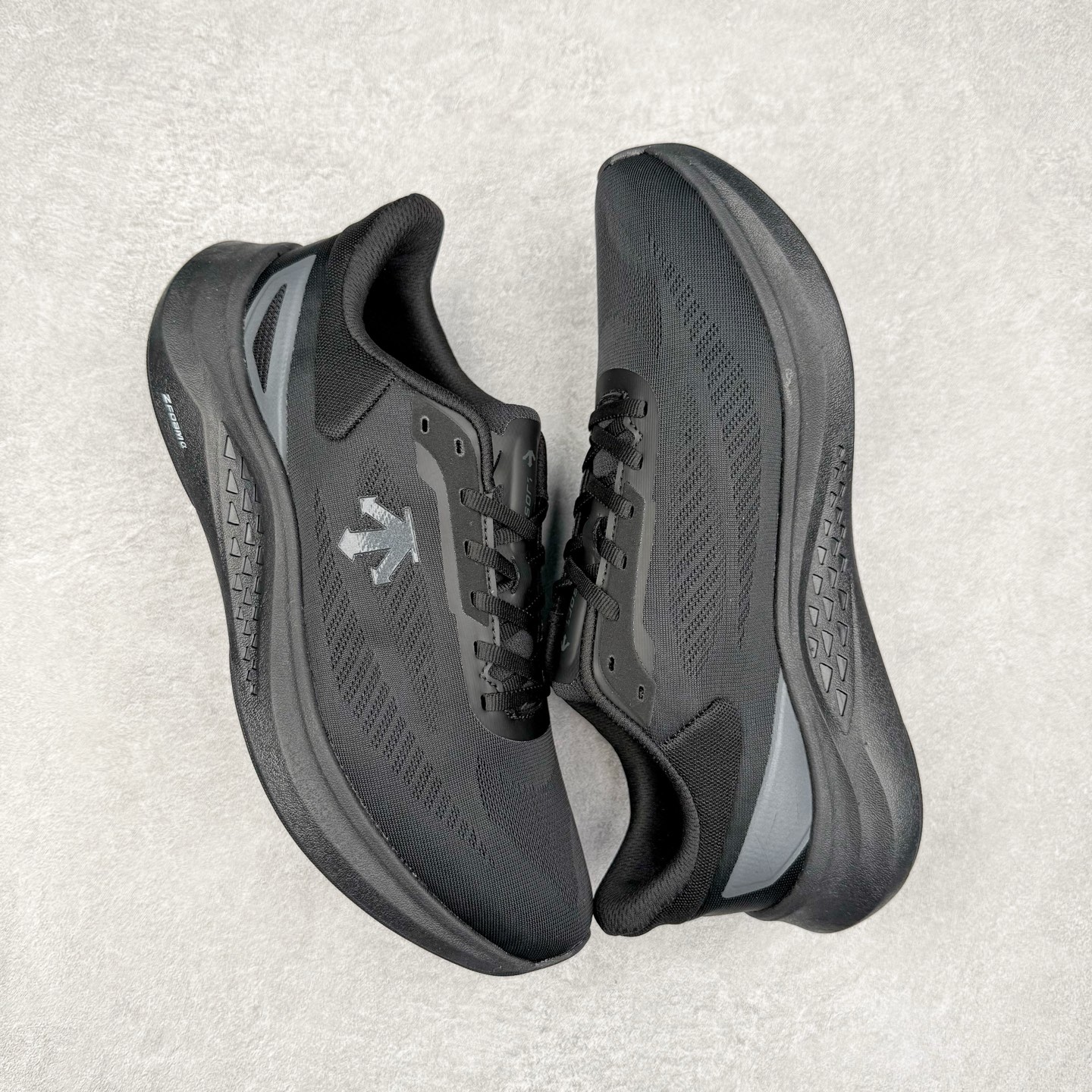 图片[3]-DESCENTE 迪桑特舒适百搭减震耐磨轻便低帮 休闲训练长跑城市通勤跑步鞋 DESCENTE（迪桑特）创立于1935年，品牌名取自法语词汇，意为“滑降”。品牌箭头标识代表滑雪的三种技术“高速直线滑行”、“穿越”和“侧滑”，也寓意品牌在打造高端专业运动产品中不断追求完美的创新精神，致力于成为中国高端专业滑雪、综训、女子、铁人三项、高尔夫的第一品牌。尺码：39 40 40.5 41 42 42.5 43 44 44.5 45-选品中心