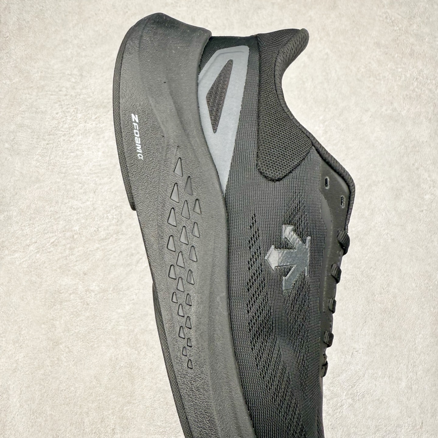 图片[6]-DESCENTE 迪桑特舒适百搭减震耐磨轻便低帮 休闲训练长跑城市通勤跑步鞋 DESCENTE（迪桑特）创立于1935年，品牌名取自法语词汇，意为“滑降”。品牌箭头标识代表滑雪的三种技术“高速直线滑行”、“穿越”和“侧滑”，也寓意品牌在打造高端专业运动产品中不断追求完美的创新精神，致力于成为中国高端专业滑雪、综训、女子、铁人三项、高尔夫的第一品牌。尺码：39 40 40.5 41 42 42.5 43 44 44.5 45-选品中心