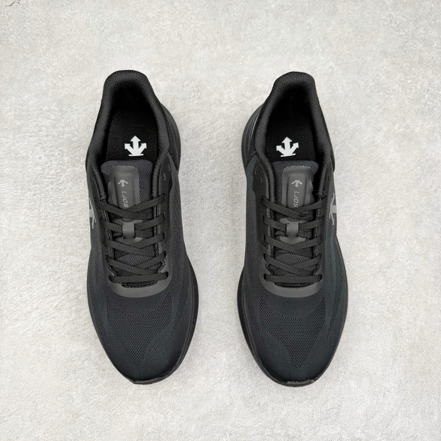 图片[2]-DESCENTE 迪桑特舒适百搭减震耐磨轻便低帮 休闲训练长跑城市通勤跑步鞋 DESCENTE（迪桑特）创立于1935年，品牌名取自法语词汇，意为“滑降”。品牌箭头标识代表滑雪的三种技术“高速直线滑行”、“穿越”和“侧滑”，也寓意品牌在打造高端专业运动产品中不断追求完美的创新精神，致力于成为中国高端专业滑雪、综训、女子、铁人三项、高尔夫的第一品牌。尺码：39 40 40.5 41 42 42.5 43 44 44.5 45-选品中心