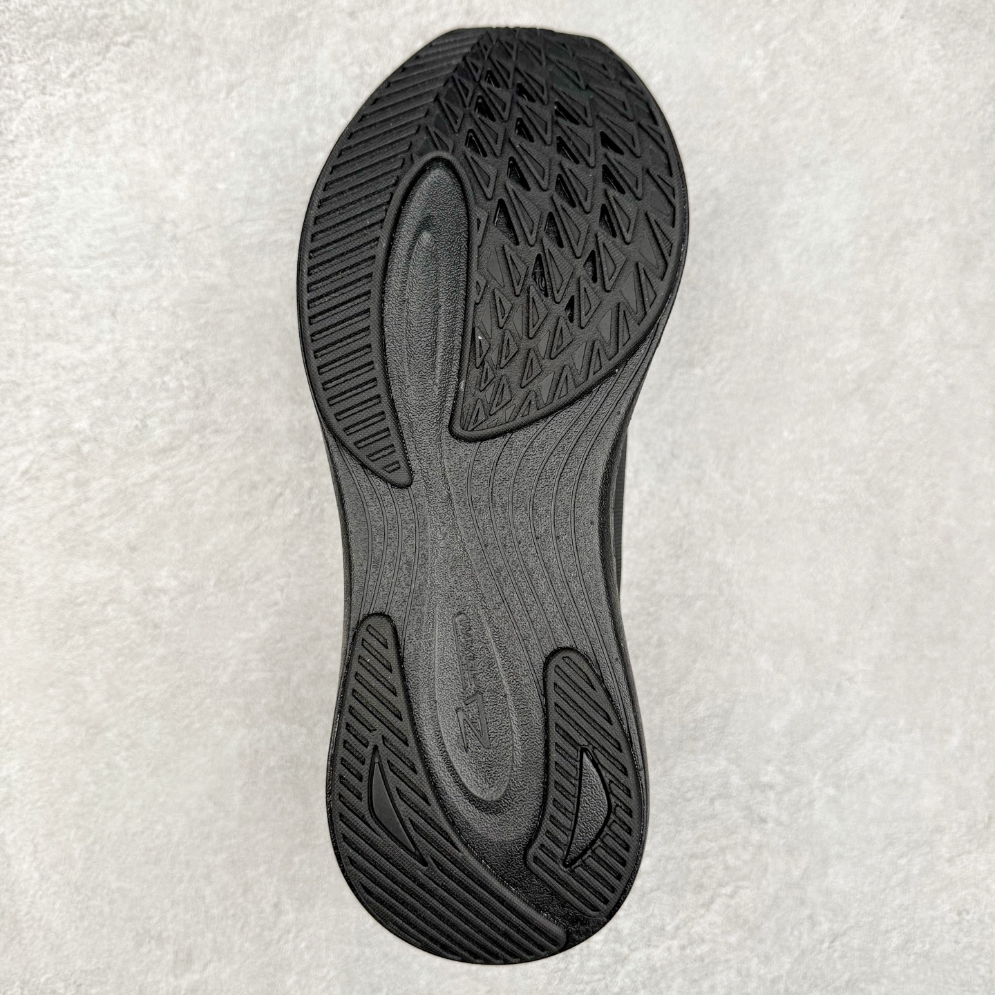 图片[9]-DESCENTE 迪桑特舒适百搭减震耐磨轻便低帮 休闲训练长跑城市通勤跑步鞋 DESCENTE（迪桑特）创立于1935年，品牌名取自法语词汇，意为“滑降”。品牌箭头标识代表滑雪的三种技术“高速直线滑行”、“穿越”和“侧滑”，也寓意品牌在打造高端专业运动产品中不断追求完美的创新精神，致力于成为中国高端专业滑雪、综训、女子、铁人三项、高尔夫的第一品牌。尺码：39 40 40.5 41 42 42.5 43 44 44.5 45-选品中心