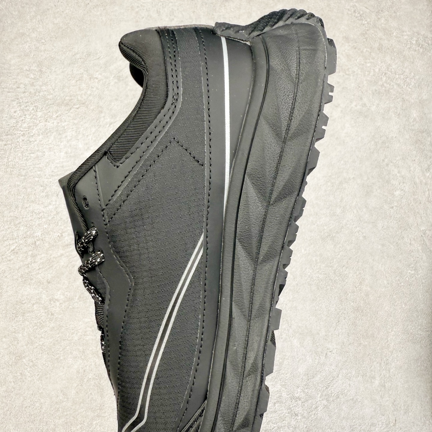 图片[7]-DESCENTE Terrain D 迪桑特舒适柔软防滑耐磨低帮生活休闲鞋 DESCENTE（迪桑特）创立于1935年，品牌名取自法语词汇，意为“滑降”。品牌箭头标识代表滑雪的三种技术“高速直线滑行”、“穿越”和“侧滑”，也寓意品牌在打造高端专业运动产品中不断追求完美的创新精神，致力于成为中国高端专业滑雪、综训、女子、铁人三项、高尔夫的第一品牌。尺码：39 40 40.5 41 42 42.5 43 44 44.5 45-选品中心