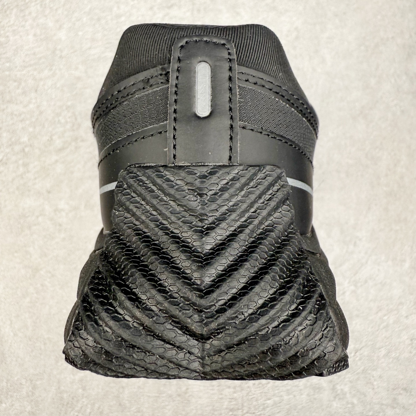 图片[8]-DESCENTE Terrain D 迪桑特舒适柔软防滑耐磨低帮生活休闲鞋 DESCENTE（迪桑特）创立于1935年，品牌名取自法语词汇，意为“滑降”。品牌箭头标识代表滑雪的三种技术“高速直线滑行”、“穿越”和“侧滑”，也寓意品牌在打造高端专业运动产品中不断追求完美的创新精神，致力于成为中国高端专业滑雪、综训、女子、铁人三项、高尔夫的第一品牌。尺码：39 40 40.5 41 42 42.5 43 44 44.5 45-选品中心