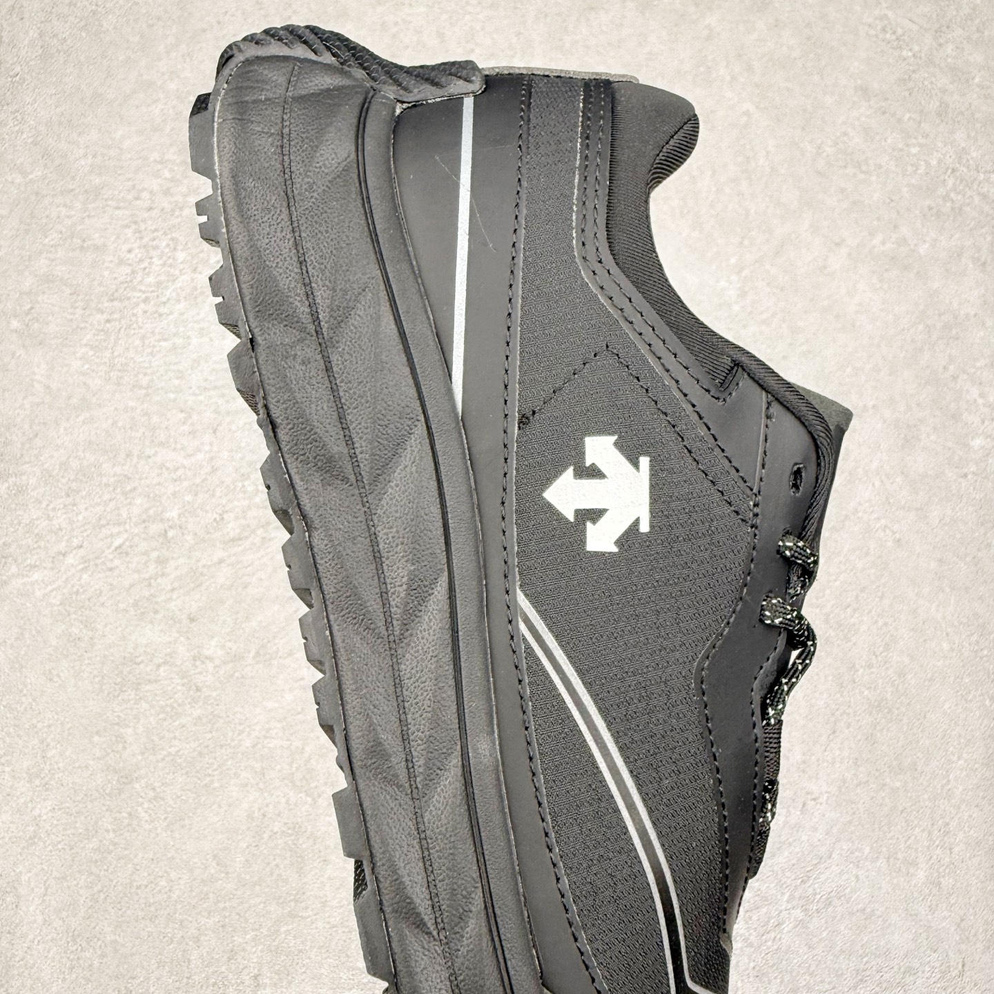 图片[6]-DESCENTE Terrain D 迪桑特舒适柔软防滑耐磨低帮生活休闲鞋 DESCENTE（迪桑特）创立于1935年，品牌名取自法语词汇，意为“滑降”。品牌箭头标识代表滑雪的三种技术“高速直线滑行”、“穿越”和“侧滑”，也寓意品牌在打造高端专业运动产品中不断追求完美的创新精神，致力于成为中国高端专业滑雪、综训、女子、铁人三项、高尔夫的第一品牌。尺码：39 40 40.5 41 42 42.5 43 44 44.5 45-选品中心