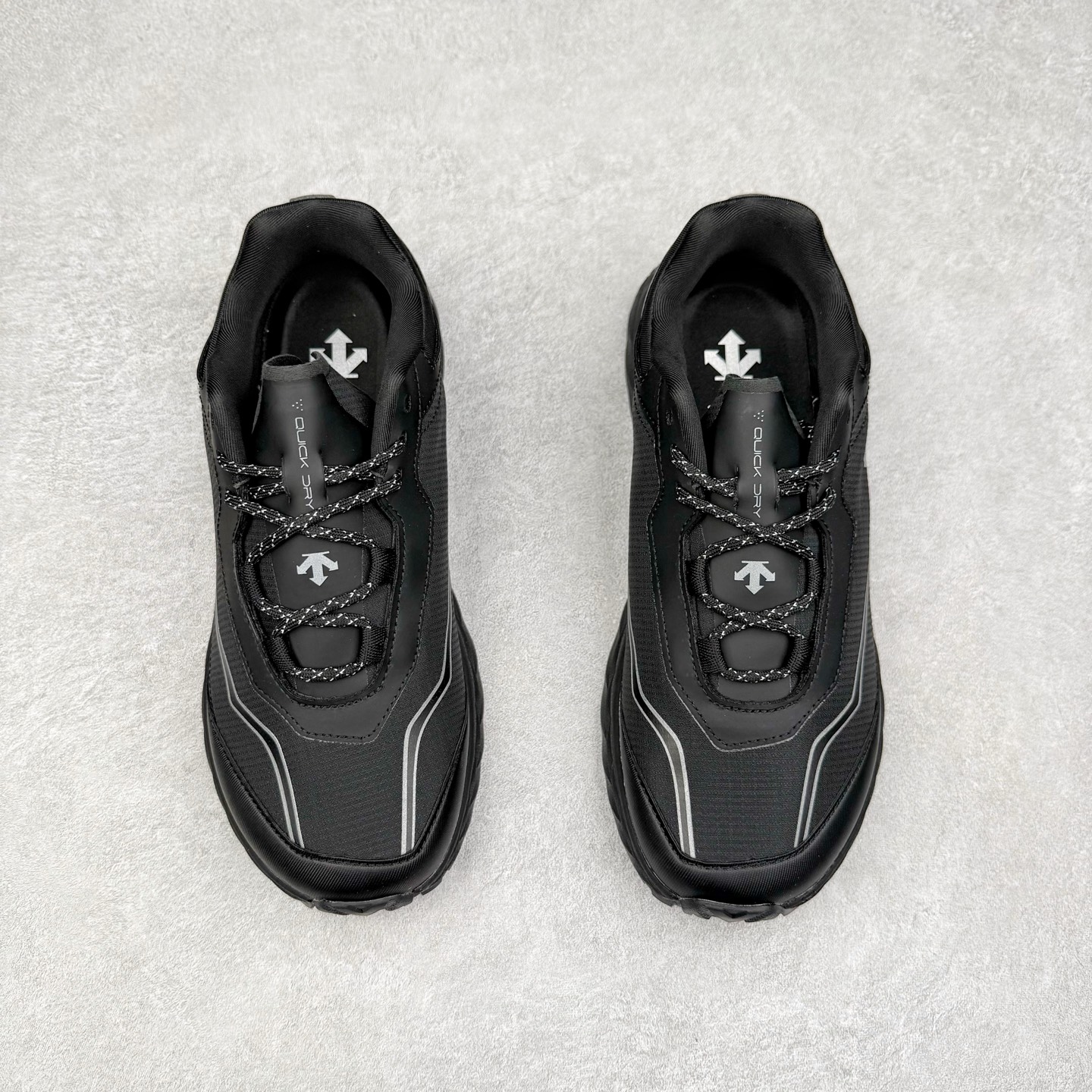 图片[2]-DESCENTE Terrain D 迪桑特舒适柔软防滑耐磨低帮生活休闲鞋 DESCENTE（迪桑特）创立于1935年，品牌名取自法语词汇，意为“滑降”。品牌箭头标识代表滑雪的三种技术“高速直线滑行”、“穿越”和“侧滑”，也寓意品牌在打造高端专业运动产品中不断追求完美的创新精神，致力于成为中国高端专业滑雪、综训、女子、铁人三项、高尔夫的第一品牌。尺码：39 40 40.5 41 42 42.5 43 44 44.5 45-选品中心