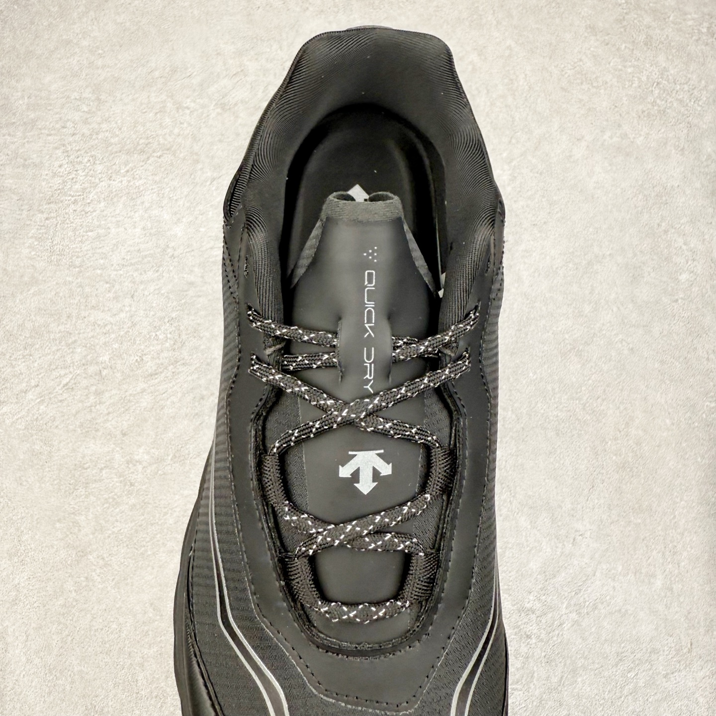 图片[5]-DESCENTE Terrain D 迪桑特舒适柔软防滑耐磨低帮生活休闲鞋 DESCENTE（迪桑特）创立于1935年，品牌名取自法语词汇，意为“滑降”。品牌箭头标识代表滑雪的三种技术“高速直线滑行”、“穿越”和“侧滑”，也寓意品牌在打造高端专业运动产品中不断追求完美的创新精神，致力于成为中国高端专业滑雪、综训、女子、铁人三项、高尔夫的第一品牌。尺码：39 40 40.5 41 42 42.5 43 44 44.5 45-选品中心