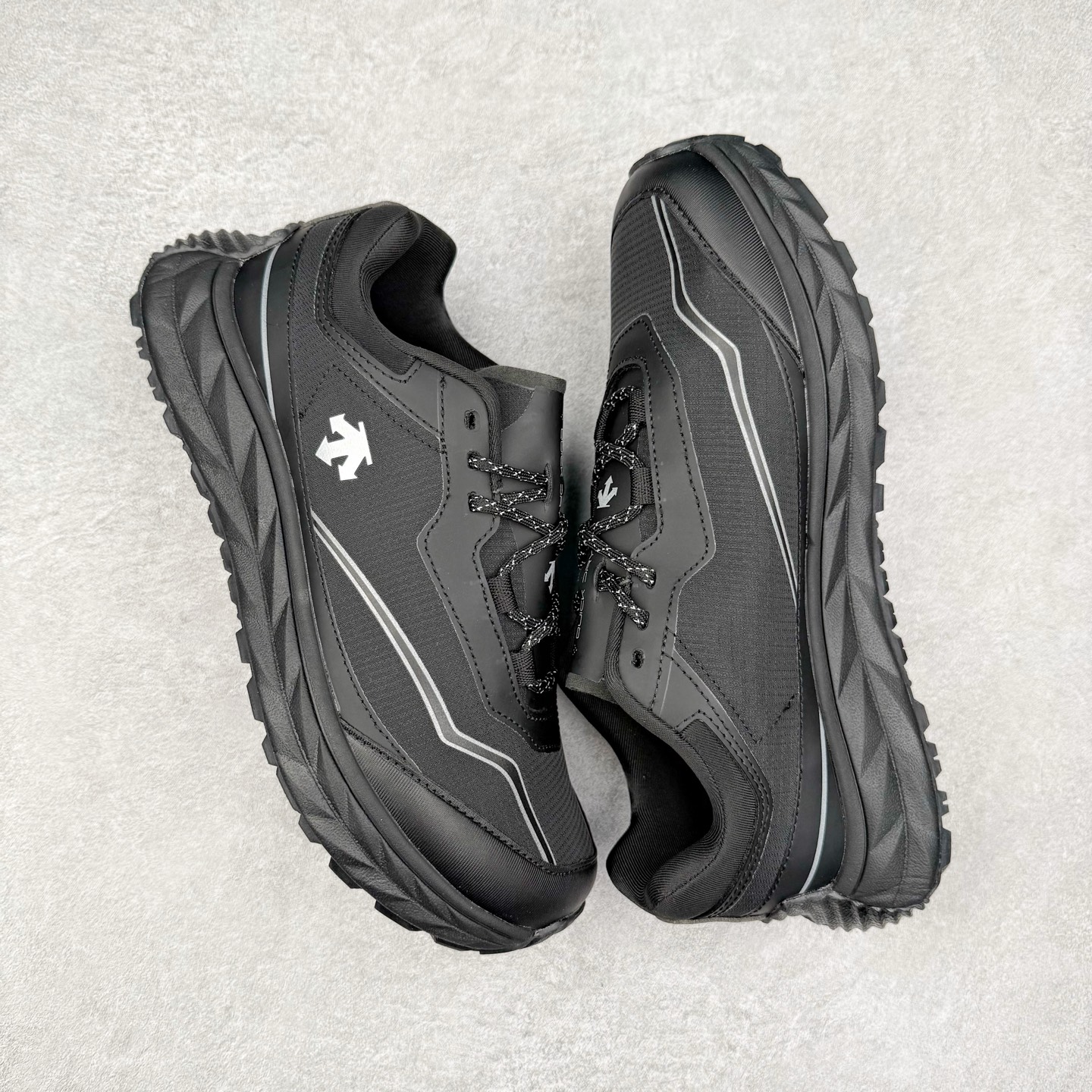 图片[3]-DESCENTE Terrain D 迪桑特舒适柔软防滑耐磨低帮生活休闲鞋 DESCENTE（迪桑特）创立于1935年，品牌名取自法语词汇，意为“滑降”。品牌箭头标识代表滑雪的三种技术“高速直线滑行”、“穿越”和“侧滑”，也寓意品牌在打造高端专业运动产品中不断追求完美的创新精神，致力于成为中国高端专业滑雪、综训、女子、铁人三项、高尔夫的第一品牌。尺码：39 40 40.5 41 42 42.5 43 44 44.5 45-选品中心