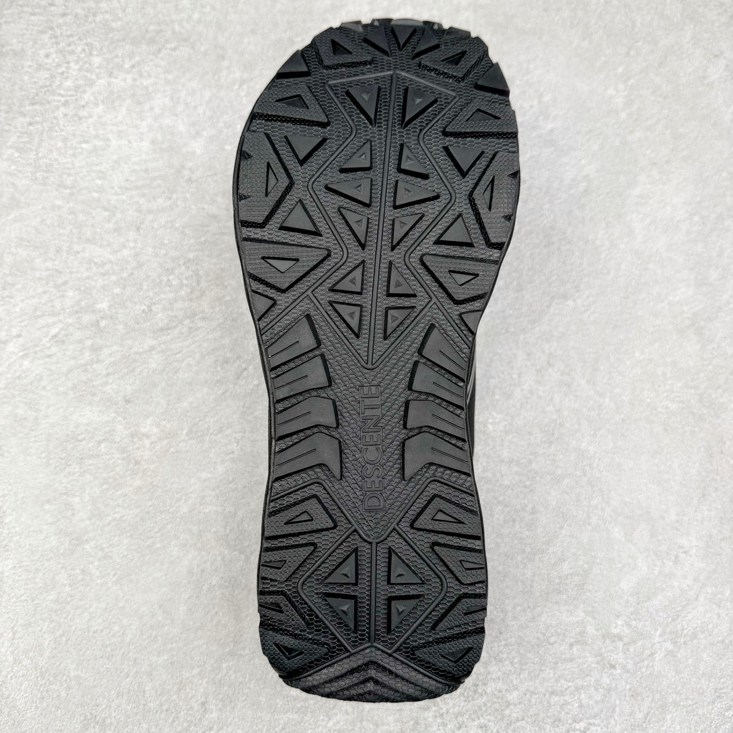 图片[9]-DESCENTE Terrain D 迪桑特舒适柔软防滑耐磨低帮生活休闲鞋 DESCENTE（迪桑特）创立于1935年，品牌名取自法语词汇，意为“滑降”。品牌箭头标识代表滑雪的三种技术“高速直线滑行”、“穿越”和“侧滑”，也寓意品牌在打造高端专业运动产品中不断追求完美的创新精神，致力于成为中国高端专业滑雪、综训、女子、铁人三项、高尔夫的第一品牌。尺码：39 40 40.5 41 42 42.5 43 44 44.5 45-选品中心