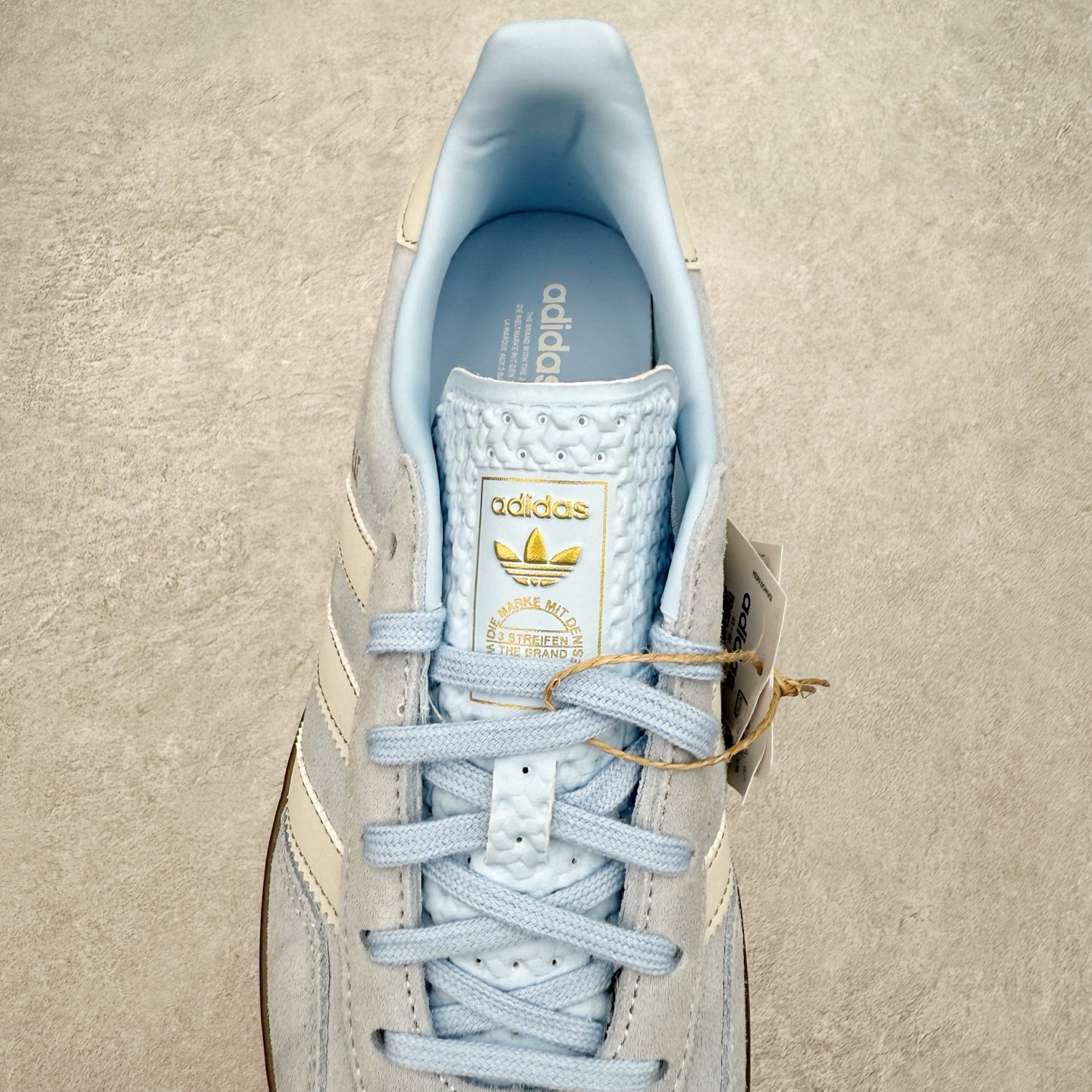 图片[5]-＃TG纯原福利 AD Original Gazelle Indoor Trainers 瞪羚室内鞋系列低帮复古百搭休闲运动德训风板鞋 JI2716 长期补货超性价比特供批次 原厂定制长毛翻毛皮组合环保纤维革鞋面材质 内置环保海玻璃鞋垫 外置RB橡胶大底 产品品控稳定性领先行业 原厂全套原楦原纸板冲刀磨具开发 原厂皮料加持 原厂港宝加持定型后跟R度完美 将复古进行到底 简约流畅 三十年不变经典 这款Gazelle运动鞋 无论面料、配色、质感或设计 都只在重现其1991年原款的经典 皮革鞋面 撞色三条纹和鞋跟标的设计 力求呈现90年代的经典复古风潮 Samba火热的同时 也带动了其它的复古鞋型 Gazelle便是其中一只 Gazelle Indoor拥有包边更宽的T字型鞋头 更好的保护运动员的前掌 浓浓的复古氛围感 非常适合现在流行的Cleanfit风格 尺码：35 36 36⅔ 37⅓ 38 38⅔ 39⅓ 40 40⅔ 41⅓ 42 42⅔ 43⅓ 44 44⅔ 45-选品中心