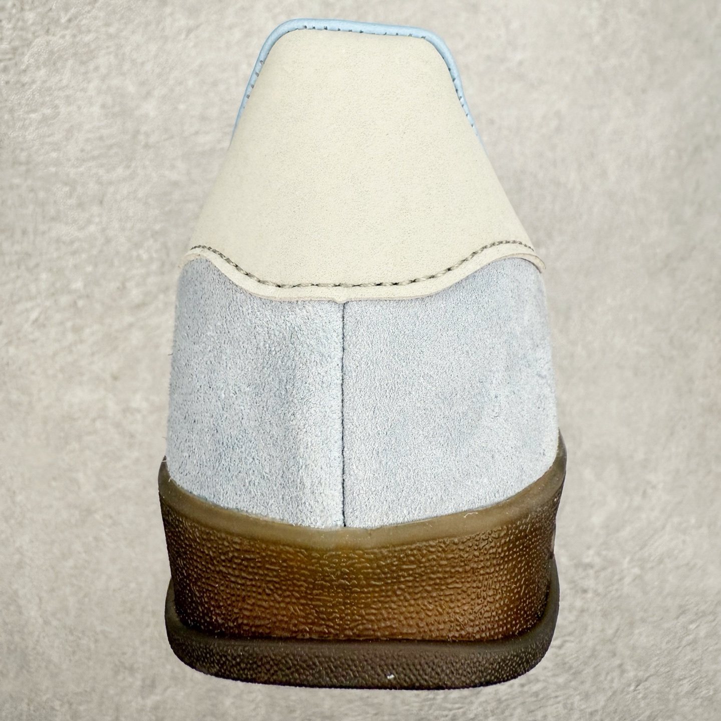 图片[8]-＃TG纯原福利 AD Original Gazelle Indoor Trainers 瞪羚室内鞋系列低帮复古百搭休闲运动德训风板鞋 JI2716 长期补货超性价比特供批次 原厂定制长毛翻毛皮组合环保纤维革鞋面材质 内置环保海玻璃鞋垫 外置RB橡胶大底 产品品控稳定性领先行业 原厂全套原楦原纸板冲刀磨具开发 原厂皮料加持 原厂港宝加持定型后跟R度完美 将复古进行到底 简约流畅 三十年不变经典 这款Gazelle运动鞋 无论面料、配色、质感或设计 都只在重现其1991年原款的经典 皮革鞋面 撞色三条纹和鞋跟标的设计 力求呈现90年代的经典复古风潮 Samba火热的同时 也带动了其它的复古鞋型 Gazelle便是其中一只 Gazelle Indoor拥有包边更宽的T字型鞋头 更好的保护运动员的前掌 浓浓的复古氛围感 非常适合现在流行的Cleanfit风格 尺码：35 36 36⅔ 37⅓ 38 38⅔ 39⅓ 40 40⅔ 41⅓ 42 42⅔ 43⅓ 44 44⅔ 45-选品中心