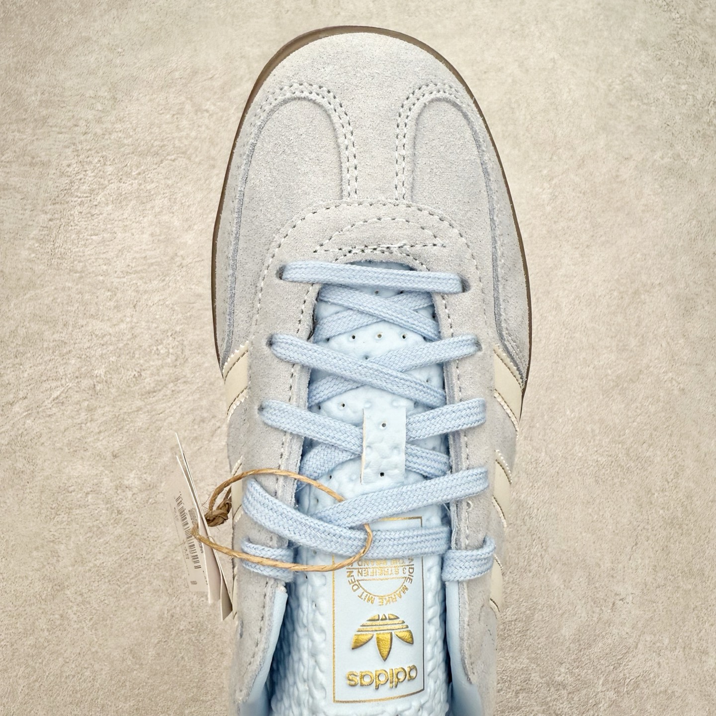 图片[4]-＃TG纯原福利 AD Original Gazelle Indoor Trainers 瞪羚室内鞋系列低帮复古百搭休闲运动德训风板鞋 JI2716 长期补货超性价比特供批次 原厂定制长毛翻毛皮组合环保纤维革鞋面材质 内置环保海玻璃鞋垫 外置RB橡胶大底 产品品控稳定性领先行业 原厂全套原楦原纸板冲刀磨具开发 原厂皮料加持 原厂港宝加持定型后跟R度完美 将复古进行到底 简约流畅 三十年不变经典 这款Gazelle运动鞋 无论面料、配色、质感或设计 都只在重现其1991年原款的经典 皮革鞋面 撞色三条纹和鞋跟标的设计 力求呈现90年代的经典复古风潮 Samba火热的同时 也带动了其它的复古鞋型 Gazelle便是其中一只 Gazelle Indoor拥有包边更宽的T字型鞋头 更好的保护运动员的前掌 浓浓的复古氛围感 非常适合现在流行的Cleanfit风格 尺码：35 36 36⅔ 37⅓ 38 38⅔ 39⅓ 40 40⅔ 41⅓ 42 42⅔ 43⅓ 44 44⅔ 45-选品中心