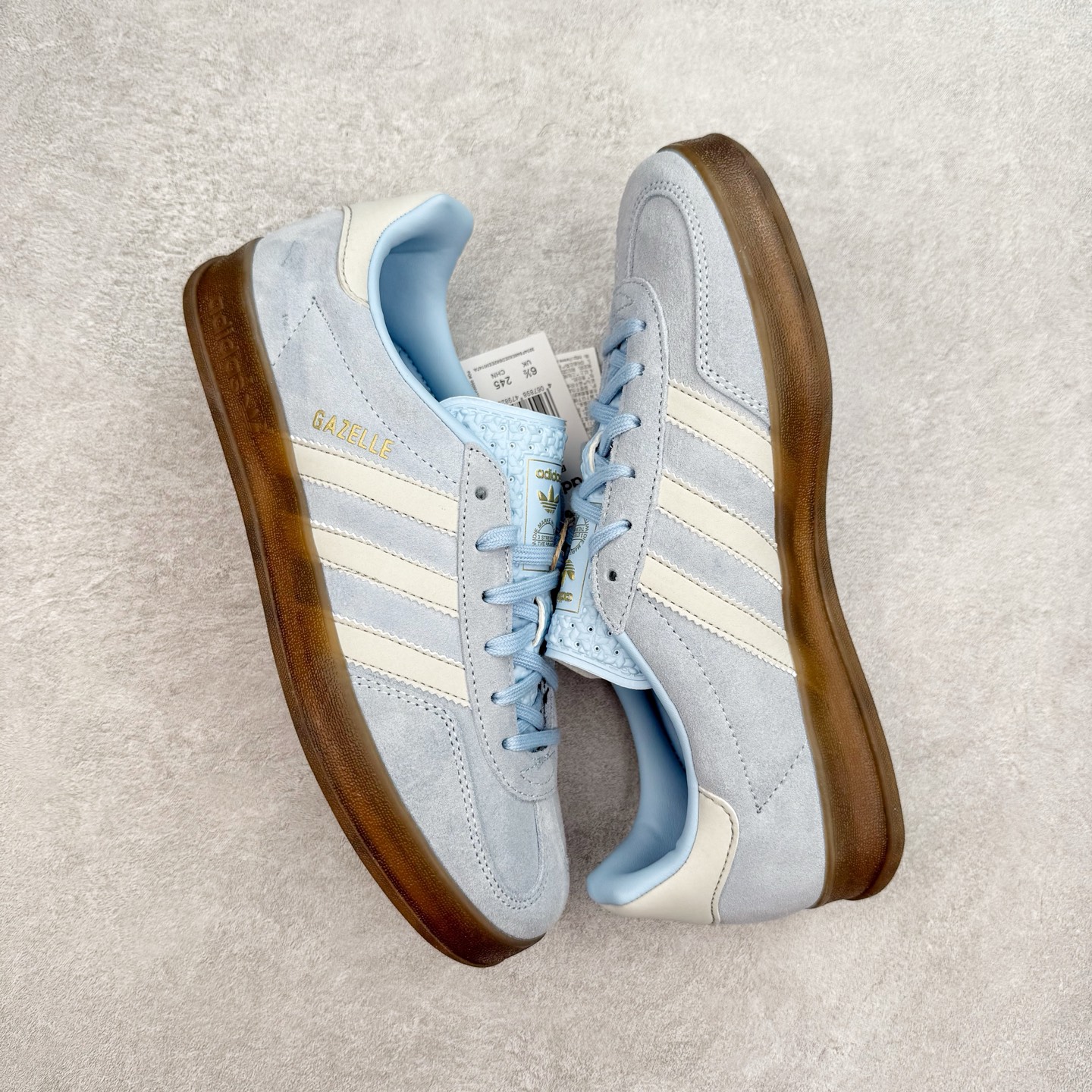 图片[3]-＃TG纯原福利 AD Original Gazelle Indoor Trainers 瞪羚室内鞋系列低帮复古百搭休闲运动德训风板鞋 JI2716 长期补货超性价比特供批次 原厂定制长毛翻毛皮组合环保纤维革鞋面材质 内置环保海玻璃鞋垫 外置RB橡胶大底 产品品控稳定性领先行业 原厂全套原楦原纸板冲刀磨具开发 原厂皮料加持 原厂港宝加持定型后跟R度完美 将复古进行到底 简约流畅 三十年不变经典 这款Gazelle运动鞋 无论面料、配色、质感或设计 都只在重现其1991年原款的经典 皮革鞋面 撞色三条纹和鞋跟标的设计 力求呈现90年代的经典复古风潮 Samba火热的同时 也带动了其它的复古鞋型 Gazelle便是其中一只 Gazelle Indoor拥有包边更宽的T字型鞋头 更好的保护运动员的前掌 浓浓的复古氛围感 非常适合现在流行的Cleanfit风格 尺码：35 36 36⅔ 37⅓ 38 38⅔ 39⅓ 40 40⅔ 41⅓ 42 42⅔ 43⅓ 44 44⅔ 45-选品中心
