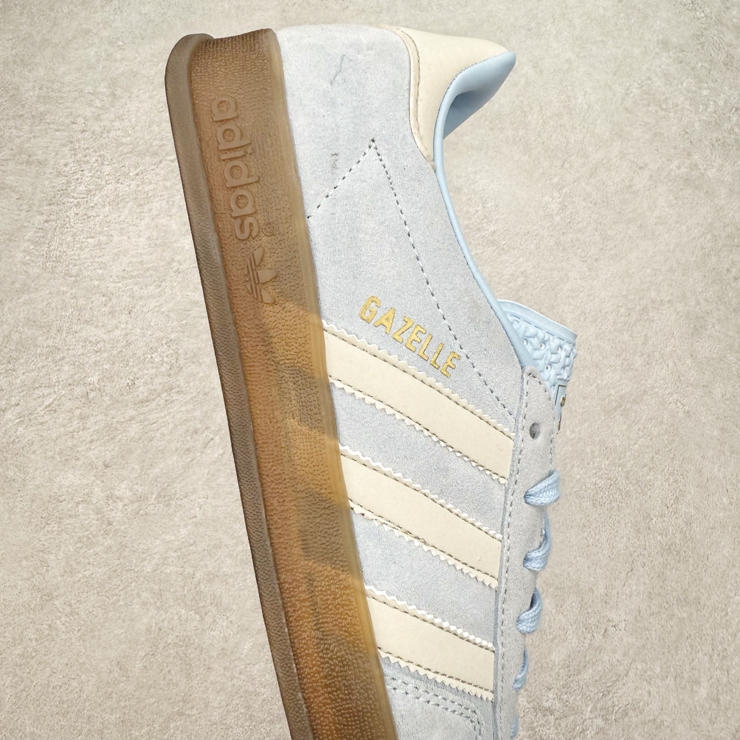 图片[6]-＃TG纯原福利 AD Original Gazelle Indoor Trainers 瞪羚室内鞋系列低帮复古百搭休闲运动德训风板鞋 JI2716 长期补货超性价比特供批次 原厂定制长毛翻毛皮组合环保纤维革鞋面材质 内置环保海玻璃鞋垫 外置RB橡胶大底 产品品控稳定性领先行业 原厂全套原楦原纸板冲刀磨具开发 原厂皮料加持 原厂港宝加持定型后跟R度完美 将复古进行到底 简约流畅 三十年不变经典 这款Gazelle运动鞋 无论面料、配色、质感或设计 都只在重现其1991年原款的经典 皮革鞋面 撞色三条纹和鞋跟标的设计 力求呈现90年代的经典复古风潮 Samba火热的同时 也带动了其它的复古鞋型 Gazelle便是其中一只 Gazelle Indoor拥有包边更宽的T字型鞋头 更好的保护运动员的前掌 浓浓的复古氛围感 非常适合现在流行的Cleanfit风格 尺码：35 36 36⅔ 37⅓ 38 38⅔ 39⅓ 40 40⅔ 41⅓ 42 42⅔ 43⅓ 44 44⅔ 45-选品中心