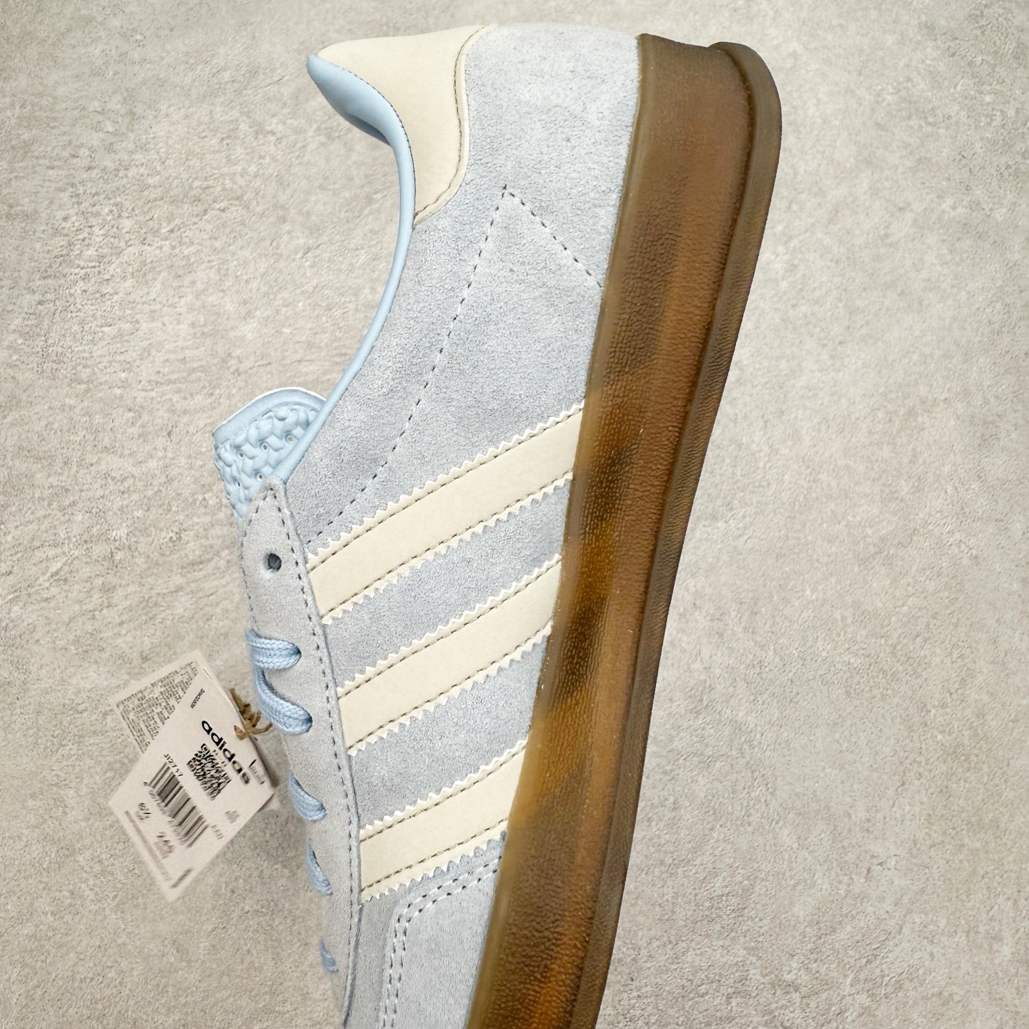图片[7]-＃TG纯原福利 AD Original Gazelle Indoor Trainers 瞪羚室内鞋系列低帮复古百搭休闲运动德训风板鞋 JI2716 长期补货超性价比特供批次 原厂定制长毛翻毛皮组合环保纤维革鞋面材质 内置环保海玻璃鞋垫 外置RB橡胶大底 产品品控稳定性领先行业 原厂全套原楦原纸板冲刀磨具开发 原厂皮料加持 原厂港宝加持定型后跟R度完美 将复古进行到底 简约流畅 三十年不变经典 这款Gazelle运动鞋 无论面料、配色、质感或设计 都只在重现其1991年原款的经典 皮革鞋面 撞色三条纹和鞋跟标的设计 力求呈现90年代的经典复古风潮 Samba火热的同时 也带动了其它的复古鞋型 Gazelle便是其中一只 Gazelle Indoor拥有包边更宽的T字型鞋头 更好的保护运动员的前掌 浓浓的复古氛围感 非常适合现在流行的Cleanfit风格 尺码：35 36 36⅔ 37⅓ 38 38⅔ 39⅓ 40 40⅔ 41⅓ 42 42⅔ 43⅓ 44 44⅔ 45-选品中心