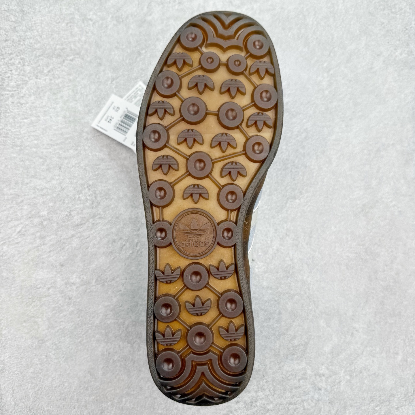 图片[9]-＃TG纯原福利 AD Original Gazelle Indoor Trainers 瞪羚室内鞋系列低帮复古百搭休闲运动德训风板鞋 JI2716 长期补货超性价比特供批次 原厂定制长毛翻毛皮组合环保纤维革鞋面材质 内置环保海玻璃鞋垫 外置RB橡胶大底 产品品控稳定性领先行业 原厂全套原楦原纸板冲刀磨具开发 原厂皮料加持 原厂港宝加持定型后跟R度完美 将复古进行到底 简约流畅 三十年不变经典 这款Gazelle运动鞋 无论面料、配色、质感或设计 都只在重现其1991年原款的经典 皮革鞋面 撞色三条纹和鞋跟标的设计 力求呈现90年代的经典复古风潮 Samba火热的同时 也带动了其它的复古鞋型 Gazelle便是其中一只 Gazelle Indoor拥有包边更宽的T字型鞋头 更好的保护运动员的前掌 浓浓的复古氛围感 非常适合现在流行的Cleanfit风格 尺码：35 36 36⅔ 37⅓ 38 38⅔ 39⅓ 40 40⅔ 41⅓ 42 42⅔ 43⅓ 44 44⅔ 45-选品中心