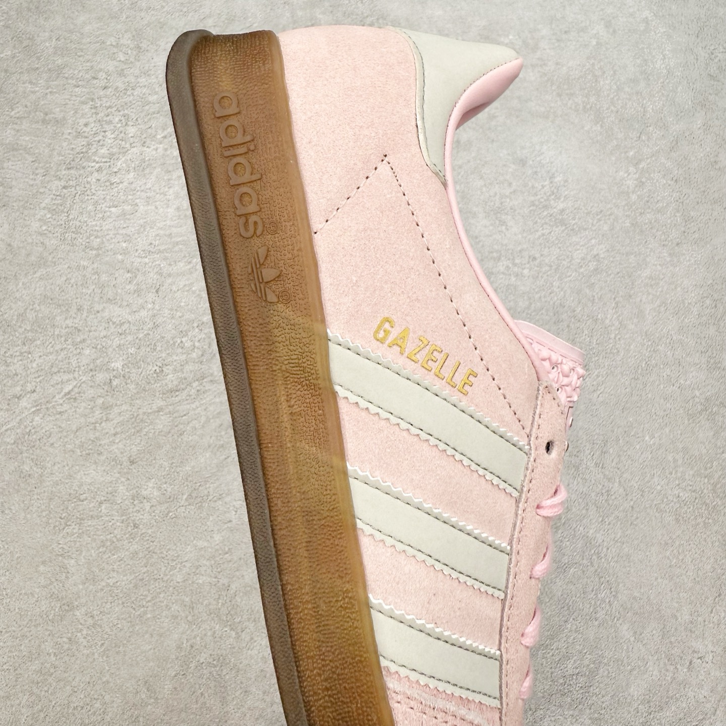 图片[6]-＃TG纯原福利 AD Original Gazelle Indoor Trainers 瞪羚室内鞋系列低帮复古百搭休闲运动德训风板鞋 JI2717 长期补货超性价比特供批次 原厂定制长毛翻毛皮组合环保纤维革鞋面材质 内置环保海玻璃鞋垫 外置RB橡胶大底 产品品控稳定性领先行业 原厂全套原楦原纸板冲刀磨具开发 原厂皮料加持 原厂港宝加持定型后跟R度完美 将复古进行到底 简约流畅 三十年不变经典 这款Gazelle运动鞋 无论面料、配色、质感或设计 都只在重现其1991年原款的经典 皮革鞋面 撞色三条纹和鞋跟标的设计 力求呈现90年代的经典复古风潮 Samba火热的同时 也带动了其它的复古鞋型 Gazelle便是其中一只 Gazelle Indoor拥有包边更宽的T字型鞋头 更好的保护运动员的前掌 浓浓的复古氛围感 非常适合现在流行的Cleanfit风格 尺码：35 36 36⅔ 37⅓ 38 38⅔ 39⅓ 40 40⅔ 41⅓ 42 42⅔ 43⅓ 44 44⅔ 45-选品中心