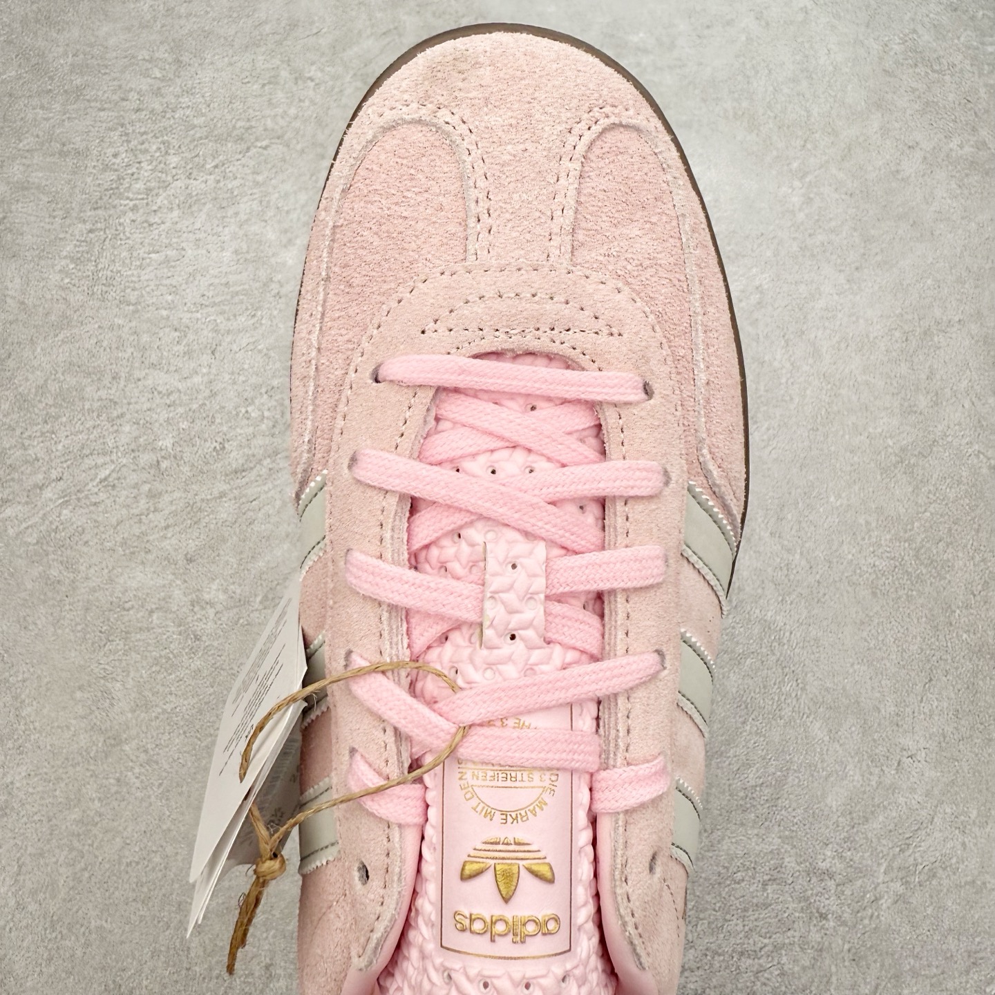 图片[4]-＃TG纯原福利 AD Original Gazelle Indoor Trainers 瞪羚室内鞋系列低帮复古百搭休闲运动德训风板鞋 JI2717 长期补货超性价比特供批次 原厂定制长毛翻毛皮组合环保纤维革鞋面材质 内置环保海玻璃鞋垫 外置RB橡胶大底 产品品控稳定性领先行业 原厂全套原楦原纸板冲刀磨具开发 原厂皮料加持 原厂港宝加持定型后跟R度完美 将复古进行到底 简约流畅 三十年不变经典 这款Gazelle运动鞋 无论面料、配色、质感或设计 都只在重现其1991年原款的经典 皮革鞋面 撞色三条纹和鞋跟标的设计 力求呈现90年代的经典复古风潮 Samba火热的同时 也带动了其它的复古鞋型 Gazelle便是其中一只 Gazelle Indoor拥有包边更宽的T字型鞋头 更好的保护运动员的前掌 浓浓的复古氛围感 非常适合现在流行的Cleanfit风格 尺码：35 36 36⅔ 37⅓ 38 38⅔ 39⅓ 40 40⅔ 41⅓ 42 42⅔ 43⅓ 44 44⅔ 45-选品中心