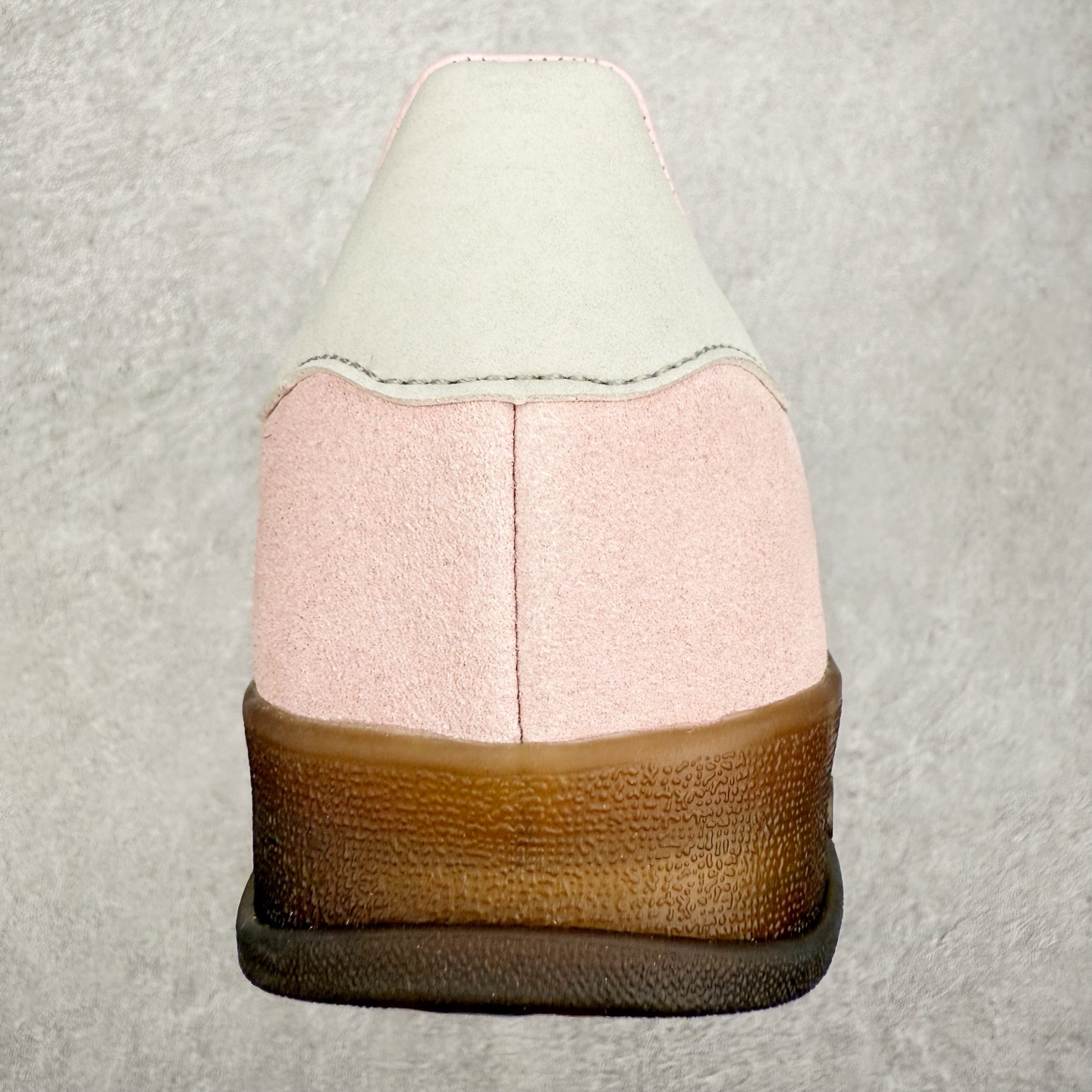 图片[8]-＃TG纯原福利 AD Original Gazelle Indoor Trainers 瞪羚室内鞋系列低帮复古百搭休闲运动德训风板鞋 JI2717 长期补货超性价比特供批次 原厂定制长毛翻毛皮组合环保纤维革鞋面材质 内置环保海玻璃鞋垫 外置RB橡胶大底 产品品控稳定性领先行业 原厂全套原楦原纸板冲刀磨具开发 原厂皮料加持 原厂港宝加持定型后跟R度完美 将复古进行到底 简约流畅 三十年不变经典 这款Gazelle运动鞋 无论面料、配色、质感或设计 都只在重现其1991年原款的经典 皮革鞋面 撞色三条纹和鞋跟标的设计 力求呈现90年代的经典复古风潮 Samba火热的同时 也带动了其它的复古鞋型 Gazelle便是其中一只 Gazelle Indoor拥有包边更宽的T字型鞋头 更好的保护运动员的前掌 浓浓的复古氛围感 非常适合现在流行的Cleanfit风格 尺码：35 36 36⅔ 37⅓ 38 38⅔ 39⅓ 40 40⅔ 41⅓ 42 42⅔ 43⅓ 44 44⅔ 45-选品中心