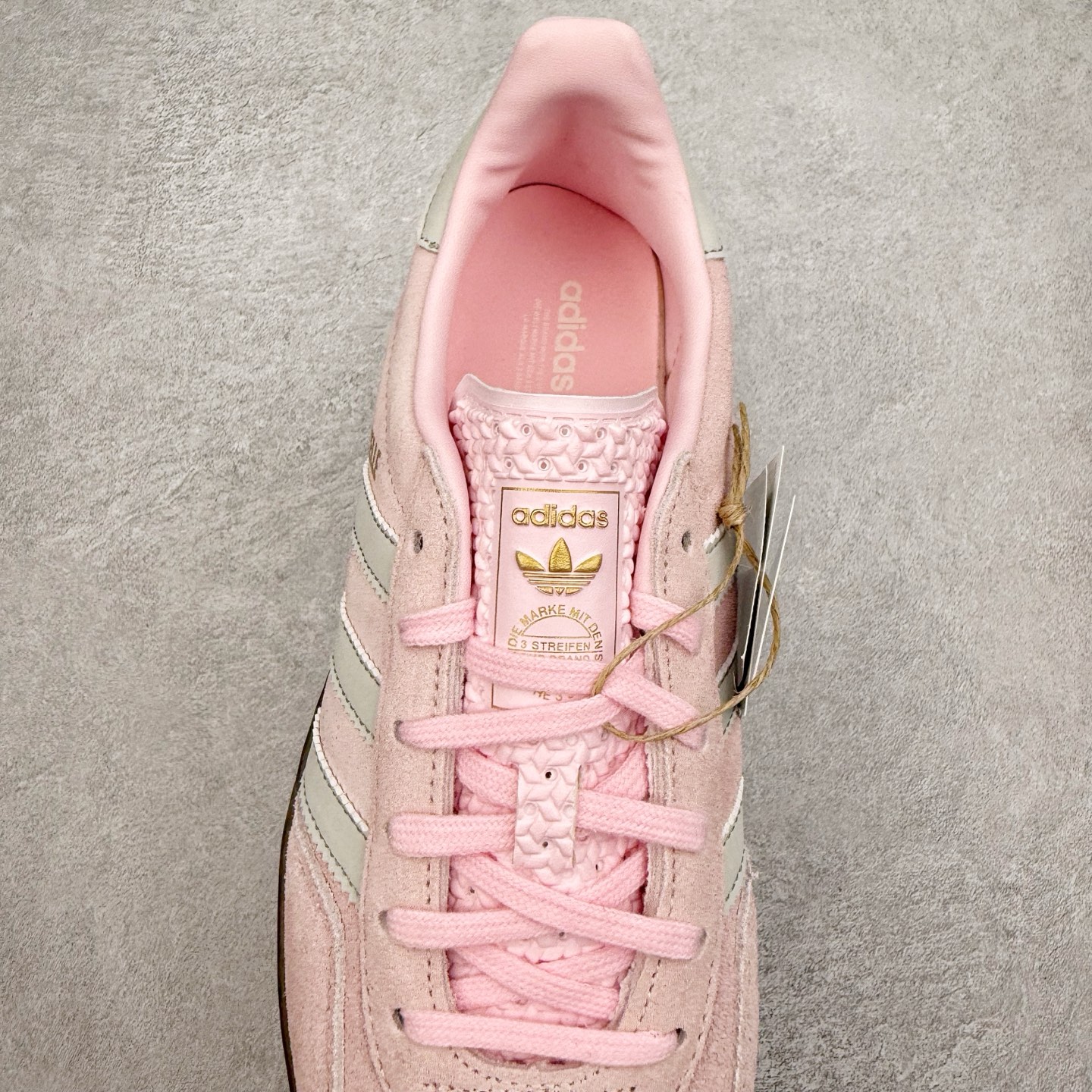 图片[5]-＃TG纯原福利 AD Original Gazelle Indoor Trainers 瞪羚室内鞋系列低帮复古百搭休闲运动德训风板鞋 JI2717 长期补货超性价比特供批次 原厂定制长毛翻毛皮组合环保纤维革鞋面材质 内置环保海玻璃鞋垫 外置RB橡胶大底 产品品控稳定性领先行业 原厂全套原楦原纸板冲刀磨具开发 原厂皮料加持 原厂港宝加持定型后跟R度完美 将复古进行到底 简约流畅 三十年不变经典 这款Gazelle运动鞋 无论面料、配色、质感或设计 都只在重现其1991年原款的经典 皮革鞋面 撞色三条纹和鞋跟标的设计 力求呈现90年代的经典复古风潮 Samba火热的同时 也带动了其它的复古鞋型 Gazelle便是其中一只 Gazelle Indoor拥有包边更宽的T字型鞋头 更好的保护运动员的前掌 浓浓的复古氛围感 非常适合现在流行的Cleanfit风格 尺码：35 36 36⅔ 37⅓ 38 38⅔ 39⅓ 40 40⅔ 41⅓ 42 42⅔ 43⅓ 44 44⅔ 45-选品中心