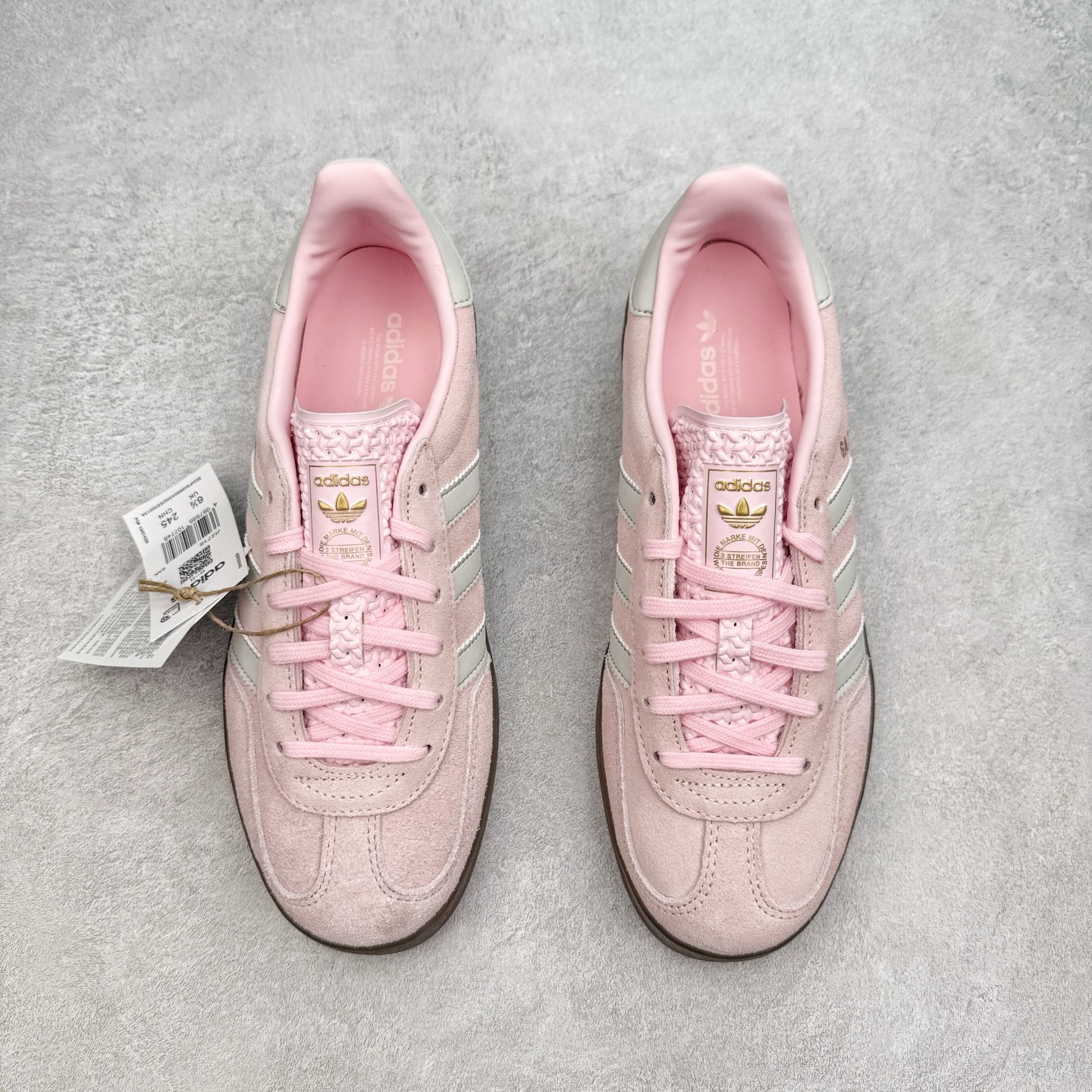 图片[2]-＃TG纯原福利 AD Original Gazelle Indoor Trainers 瞪羚室内鞋系列低帮复古百搭休闲运动德训风板鞋 JI2717 长期补货超性价比特供批次 原厂定制长毛翻毛皮组合环保纤维革鞋面材质 内置环保海玻璃鞋垫 外置RB橡胶大底 产品品控稳定性领先行业 原厂全套原楦原纸板冲刀磨具开发 原厂皮料加持 原厂港宝加持定型后跟R度完美 将复古进行到底 简约流畅 三十年不变经典 这款Gazelle运动鞋 无论面料、配色、质感或设计 都只在重现其1991年原款的经典 皮革鞋面 撞色三条纹和鞋跟标的设计 力求呈现90年代的经典复古风潮 Samba火热的同时 也带动了其它的复古鞋型 Gazelle便是其中一只 Gazelle Indoor拥有包边更宽的T字型鞋头 更好的保护运动员的前掌 浓浓的复古氛围感 非常适合现在流行的Cleanfit风格 尺码：35 36 36⅔ 37⅓ 38 38⅔ 39⅓ 40 40⅔ 41⅓ 42 42⅔ 43⅓ 44 44⅔ 45-选品中心