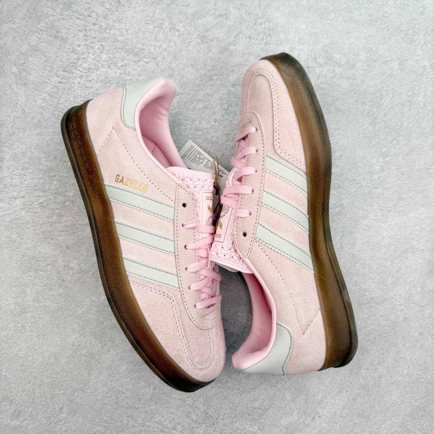 图片[3]-＃TG纯原福利 AD Original Gazelle Indoor Trainers 瞪羚室内鞋系列低帮复古百搭休闲运动德训风板鞋 JI2717 长期补货超性价比特供批次 原厂定制长毛翻毛皮组合环保纤维革鞋面材质 内置环保海玻璃鞋垫 外置RB橡胶大底 产品品控稳定性领先行业 原厂全套原楦原纸板冲刀磨具开发 原厂皮料加持 原厂港宝加持定型后跟R度完美 将复古进行到底 简约流畅 三十年不变经典 这款Gazelle运动鞋 无论面料、配色、质感或设计 都只在重现其1991年原款的经典 皮革鞋面 撞色三条纹和鞋跟标的设计 力求呈现90年代的经典复古风潮 Samba火热的同时 也带动了其它的复古鞋型 Gazelle便是其中一只 Gazelle Indoor拥有包边更宽的T字型鞋头 更好的保护运动员的前掌 浓浓的复古氛围感 非常适合现在流行的Cleanfit风格 尺码：35 36 36⅔ 37⅓ 38 38⅔ 39⅓ 40 40⅔ 41⅓ 42 42⅔ 43⅓ 44 44⅔ 45-选品中心