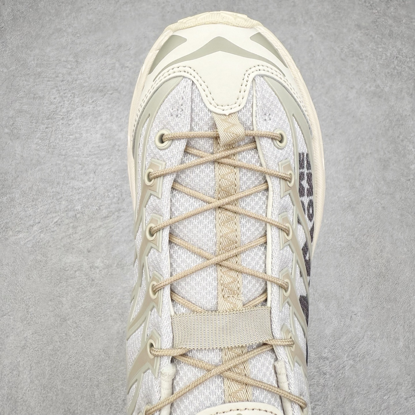 图片[4]-HOKA ONE ONE Mafate Speed 3 Low 玛法特3代系列低帮轻量户外越野休闲运动慢跑鞋 HOKA ONE ONE 最近推出了一个胶囊系列 Origin Story 这个系列里的 Mafate Speed 2 可以说让我日思夜想有一阵子了 最近终于拔草 让我来分享一下这双也是上脚赞到爆的越野跑鞋吧 以阿尔卑斯山脉作为主题将亮黄色与蓝色调覆盖在这经典轮廓之上 配色的呈现效果相当亮眼 以至于很多人买这个配色是用来日常搭配的 鞋面采用超轻的无缝架构 轻薄的TPU贴在透气的鞋面材料上 减轻重量同时也保证了支撑性 鞋底则采用滚动平衡技术 引导跑者回归自然步态 祖传的神奇EVA材质中底依旧是一如既往地表现优秀 能提供充足的缓震 作为HOKA家的越野跑鞋 VIBRAM 橡胶大底也是必不可少的 即便在复杂湿滑的地形 依旧能有良好的抓地力及稳定性 鞋带采用了弹性不易松脱的扁宽弹性鞋带 前掌与中掌部分也进行了加宽 也更加适合亚洲人的脚型 是一款十分全面且足够强悍的户外硬核越野鞋 而这双极其亮眼的越野跑鞋恰好又是在江山一百中参赛的UTMB冠军 Ludovic POMMERET 夺冠时穿着的战靴 这就让它变得更加有吸引力了 用来日常搭配的话短裤是基本不挑 长裤我个人推荐阔腿裤 工装裤以及各种长筒牛仔裤都可以 尺码：36 36.5 37.5 38 38.5 39 40 40.5 41 42 42.5 43 44 44.5 45-选品中心