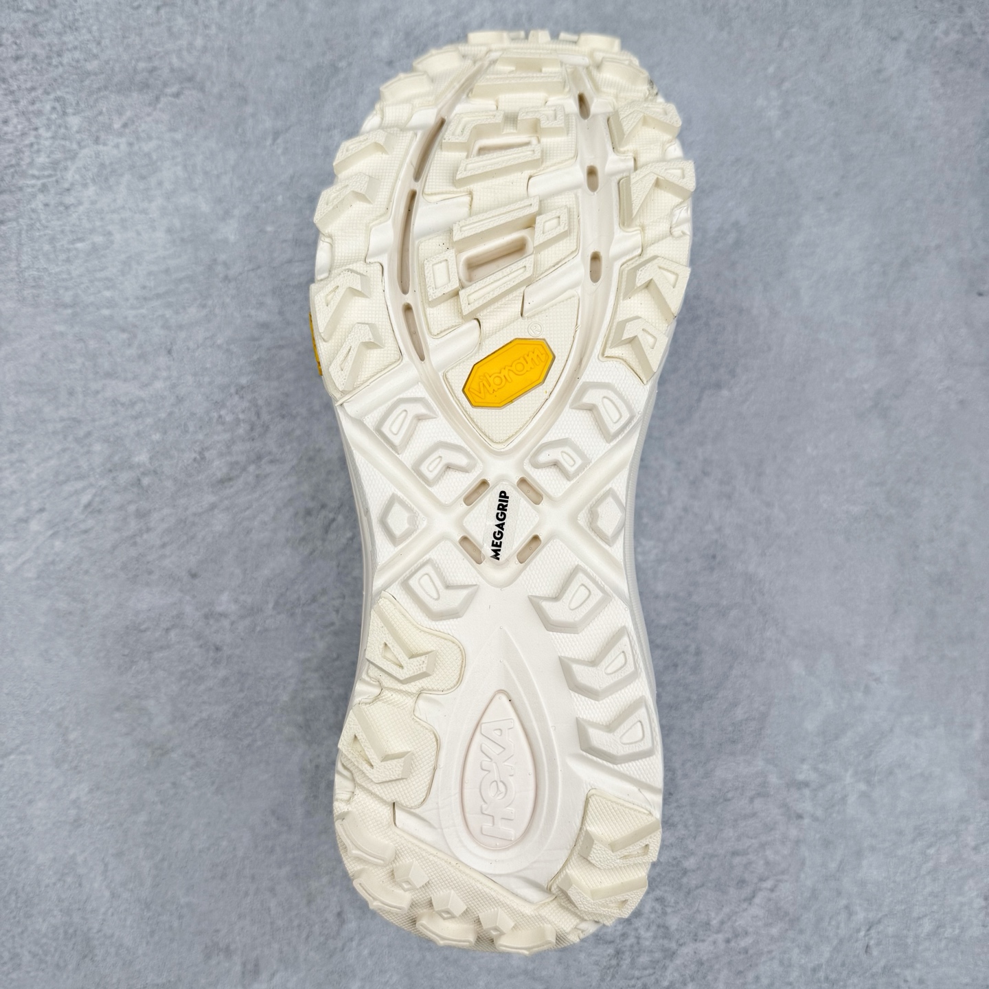 图片[9]-HOKA ONE ONE Mafate Speed 3 Low 玛法特3代系列低帮轻量户外越野休闲运动慢跑鞋 HOKA ONE ONE 最近推出了一个胶囊系列 Origin Story 这个系列里的 Mafate Speed 2 可以说让我日思夜想有一阵子了 最近终于拔草 让我来分享一下这双也是上脚赞到爆的越野跑鞋吧 以阿尔卑斯山脉作为主题将亮黄色与蓝色调覆盖在这经典轮廓之上 配色的呈现效果相当亮眼 以至于很多人买这个配色是用来日常搭配的 鞋面采用超轻的无缝架构 轻薄的TPU贴在透气的鞋面材料上 减轻重量同时也保证了支撑性 鞋底则采用滚动平衡技术 引导跑者回归自然步态 祖传的神奇EVA材质中底依旧是一如既往地表现优秀 能提供充足的缓震 作为HOKA家的越野跑鞋 VIBRAM 橡胶大底也是必不可少的 即便在复杂湿滑的地形 依旧能有良好的抓地力及稳定性 鞋带采用了弹性不易松脱的扁宽弹性鞋带 前掌与中掌部分也进行了加宽 也更加适合亚洲人的脚型 是一款十分全面且足够强悍的户外硬核越野鞋 而这双极其亮眼的越野跑鞋恰好又是在江山一百中参赛的UTMB冠军 Ludovic POMMERET 夺冠时穿着的战靴 这就让它变得更加有吸引力了 用来日常搭配的话短裤是基本不挑 长裤我个人推荐阔腿裤 工装裤以及各种长筒牛仔裤都可以 尺码：36 36.5 37.5 38 38.5 39 40 40.5 41 42 42.5 43 44 44.5 45-选品中心