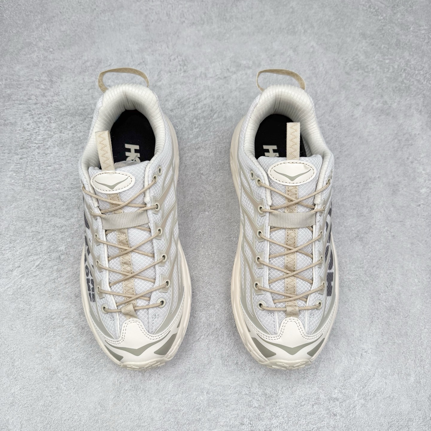 图片[2]-HOKA ONE ONE Mafate Speed 3 Low 玛法特3代系列低帮轻量户外越野休闲运动慢跑鞋 HOKA ONE ONE 最近推出了一个胶囊系列 Origin Story 这个系列里的 Mafate Speed 2 可以说让我日思夜想有一阵子了 最近终于拔草 让我来分享一下这双也是上脚赞到爆的越野跑鞋吧 以阿尔卑斯山脉作为主题将亮黄色与蓝色调覆盖在这经典轮廓之上 配色的呈现效果相当亮眼 以至于很多人买这个配色是用来日常搭配的 鞋面采用超轻的无缝架构 轻薄的TPU贴在透气的鞋面材料上 减轻重量同时也保证了支撑性 鞋底则采用滚动平衡技术 引导跑者回归自然步态 祖传的神奇EVA材质中底依旧是一如既往地表现优秀 能提供充足的缓震 作为HOKA家的越野跑鞋 VIBRAM 橡胶大底也是必不可少的 即便在复杂湿滑的地形 依旧能有良好的抓地力及稳定性 鞋带采用了弹性不易松脱的扁宽弹性鞋带 前掌与中掌部分也进行了加宽 也更加适合亚洲人的脚型 是一款十分全面且足够强悍的户外硬核越野鞋 而这双极其亮眼的越野跑鞋恰好又是在江山一百中参赛的UTMB冠军 Ludovic POMMERET 夺冠时穿着的战靴 这就让它变得更加有吸引力了 用来日常搭配的话短裤是基本不挑 长裤我个人推荐阔腿裤 工装裤以及各种长筒牛仔裤都可以 尺码：36 36.5 37.5 38 38.5 39 40 40.5 41 42 42.5 43 44 44.5 45-选品中心