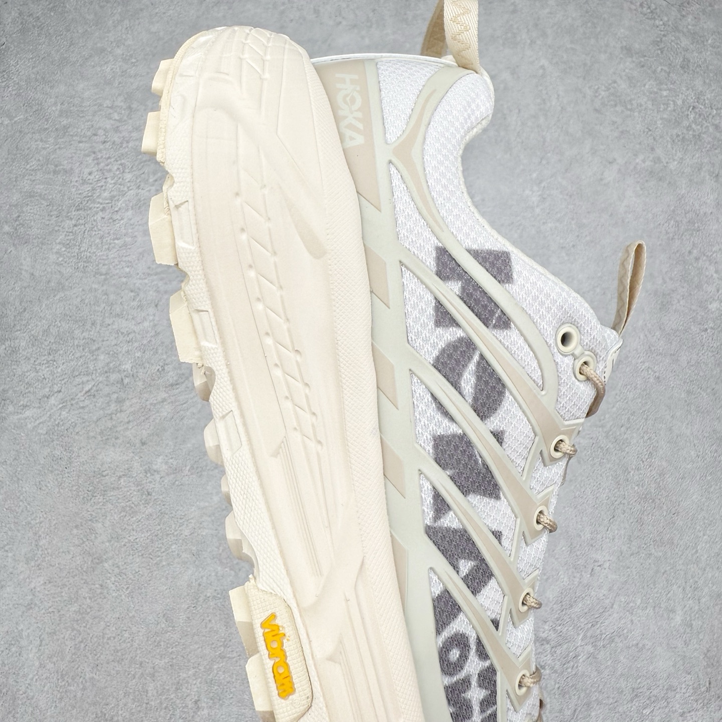 图片[6]-HOKA ONE ONE Mafate Speed 3 Low 玛法特3代系列低帮轻量户外越野休闲运动慢跑鞋 HOKA ONE ONE 最近推出了一个胶囊系列 Origin Story 这个系列里的 Mafate Speed 2 可以说让我日思夜想有一阵子了 最近终于拔草 让我来分享一下这双也是上脚赞到爆的越野跑鞋吧 以阿尔卑斯山脉作为主题将亮黄色与蓝色调覆盖在这经典轮廓之上 配色的呈现效果相当亮眼 以至于很多人买这个配色是用来日常搭配的 鞋面采用超轻的无缝架构 轻薄的TPU贴在透气的鞋面材料上 减轻重量同时也保证了支撑性 鞋底则采用滚动平衡技术 引导跑者回归自然步态 祖传的神奇EVA材质中底依旧是一如既往地表现优秀 能提供充足的缓震 作为HOKA家的越野跑鞋 VIBRAM 橡胶大底也是必不可少的 即便在复杂湿滑的地形 依旧能有良好的抓地力及稳定性 鞋带采用了弹性不易松脱的扁宽弹性鞋带 前掌与中掌部分也进行了加宽 也更加适合亚洲人的脚型 是一款十分全面且足够强悍的户外硬核越野鞋 而这双极其亮眼的越野跑鞋恰好又是在江山一百中参赛的UTMB冠军 Ludovic POMMERET 夺冠时穿着的战靴 这就让它变得更加有吸引力了 用来日常搭配的话短裤是基本不挑 长裤我个人推荐阔腿裤 工装裤以及各种长筒牛仔裤都可以 尺码：36 36.5 37.5 38 38.5 39 40 40.5 41 42 42.5 43 44 44.5 45-选品中心