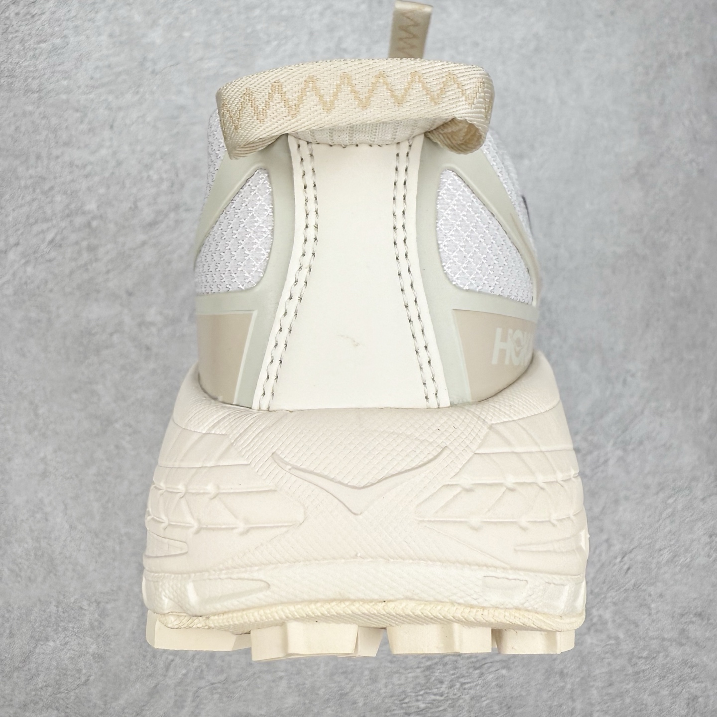 图片[8]-HOKA ONE ONE Mafate Speed 3 Low 玛法特3代系列低帮轻量户外越野休闲运动慢跑鞋 HOKA ONE ONE 最近推出了一个胶囊系列 Origin Story 这个系列里的 Mafate Speed 2 可以说让我日思夜想有一阵子了 最近终于拔草 让我来分享一下这双也是上脚赞到爆的越野跑鞋吧 以阿尔卑斯山脉作为主题将亮黄色与蓝色调覆盖在这经典轮廓之上 配色的呈现效果相当亮眼 以至于很多人买这个配色是用来日常搭配的 鞋面采用超轻的无缝架构 轻薄的TPU贴在透气的鞋面材料上 减轻重量同时也保证了支撑性 鞋底则采用滚动平衡技术 引导跑者回归自然步态 祖传的神奇EVA材质中底依旧是一如既往地表现优秀 能提供充足的缓震 作为HOKA家的越野跑鞋 VIBRAM 橡胶大底也是必不可少的 即便在复杂湿滑的地形 依旧能有良好的抓地力及稳定性 鞋带采用了弹性不易松脱的扁宽弹性鞋带 前掌与中掌部分也进行了加宽 也更加适合亚洲人的脚型 是一款十分全面且足够强悍的户外硬核越野鞋 而这双极其亮眼的越野跑鞋恰好又是在江山一百中参赛的UTMB冠军 Ludovic POMMERET 夺冠时穿着的战靴 这就让它变得更加有吸引力了 用来日常搭配的话短裤是基本不挑 长裤我个人推荐阔腿裤 工装裤以及各种长筒牛仔裤都可以 尺码：36 36.5 37.5 38 38.5 39 40 40.5 41 42 42.5 43 44 44.5 45-选品中心