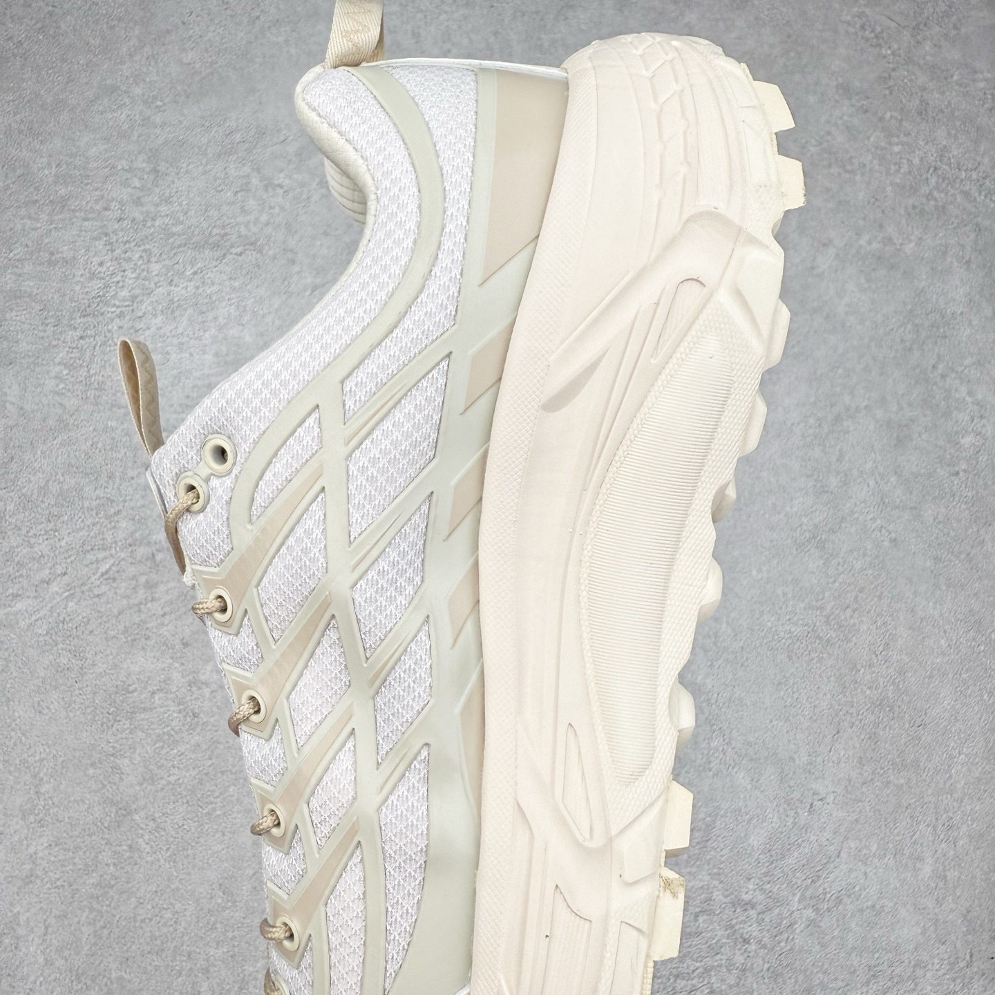 图片[7]-HOKA ONE ONE Mafate Speed 3 Low 玛法特3代系列低帮轻量户外越野休闲运动慢跑鞋 HOKA ONE ONE 最近推出了一个胶囊系列 Origin Story 这个系列里的 Mafate Speed 2 可以说让我日思夜想有一阵子了 最近终于拔草 让我来分享一下这双也是上脚赞到爆的越野跑鞋吧 以阿尔卑斯山脉作为主题将亮黄色与蓝色调覆盖在这经典轮廓之上 配色的呈现效果相当亮眼 以至于很多人买这个配色是用来日常搭配的 鞋面采用超轻的无缝架构 轻薄的TPU贴在透气的鞋面材料上 减轻重量同时也保证了支撑性 鞋底则采用滚动平衡技术 引导跑者回归自然步态 祖传的神奇EVA材质中底依旧是一如既往地表现优秀 能提供充足的缓震 作为HOKA家的越野跑鞋 VIBRAM 橡胶大底也是必不可少的 即便在复杂湿滑的地形 依旧能有良好的抓地力及稳定性 鞋带采用了弹性不易松脱的扁宽弹性鞋带 前掌与中掌部分也进行了加宽 也更加适合亚洲人的脚型 是一款十分全面且足够强悍的户外硬核越野鞋 而这双极其亮眼的越野跑鞋恰好又是在江山一百中参赛的UTMB冠军 Ludovic POMMERET 夺冠时穿着的战靴 这就让它变得更加有吸引力了 用来日常搭配的话短裤是基本不挑 长裤我个人推荐阔腿裤 工装裤以及各种长筒牛仔裤都可以 尺码：36 36.5 37.5 38 38.5 39 40 40.5 41 42 42.5 43 44 44.5 45-选品中心