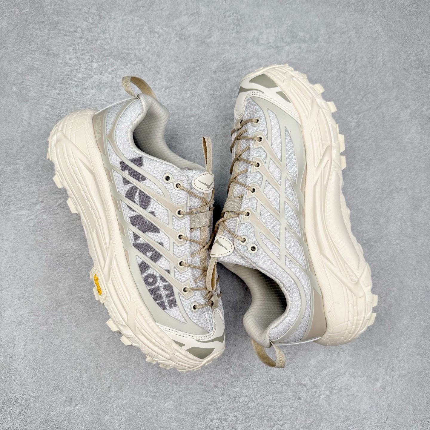 图片[3]-HOKA ONE ONE Mafate Speed 3 Low 玛法特3代系列低帮轻量户外越野休闲运动慢跑鞋 HOKA ONE ONE 最近推出了一个胶囊系列 Origin Story 这个系列里的 Mafate Speed 2 可以说让我日思夜想有一阵子了 最近终于拔草 让我来分享一下这双也是上脚赞到爆的越野跑鞋吧 以阿尔卑斯山脉作为主题将亮黄色与蓝色调覆盖在这经典轮廓之上 配色的呈现效果相当亮眼 以至于很多人买这个配色是用来日常搭配的 鞋面采用超轻的无缝架构 轻薄的TPU贴在透气的鞋面材料上 减轻重量同时也保证了支撑性 鞋底则采用滚动平衡技术 引导跑者回归自然步态 祖传的神奇EVA材质中底依旧是一如既往地表现优秀 能提供充足的缓震 作为HOKA家的越野跑鞋 VIBRAM 橡胶大底也是必不可少的 即便在复杂湿滑的地形 依旧能有良好的抓地力及稳定性 鞋带采用了弹性不易松脱的扁宽弹性鞋带 前掌与中掌部分也进行了加宽 也更加适合亚洲人的脚型 是一款十分全面且足够强悍的户外硬核越野鞋 而这双极其亮眼的越野跑鞋恰好又是在江山一百中参赛的UTMB冠军 Ludovic POMMERET 夺冠时穿着的战靴 这就让它变得更加有吸引力了 用来日常搭配的话短裤是基本不挑 长裤我个人推荐阔腿裤 工装裤以及各种长筒牛仔裤都可以 尺码：36 36.5 37.5 38 38.5 39 40 40.5 41 42 42.5 43 44 44.5 45-选品中心