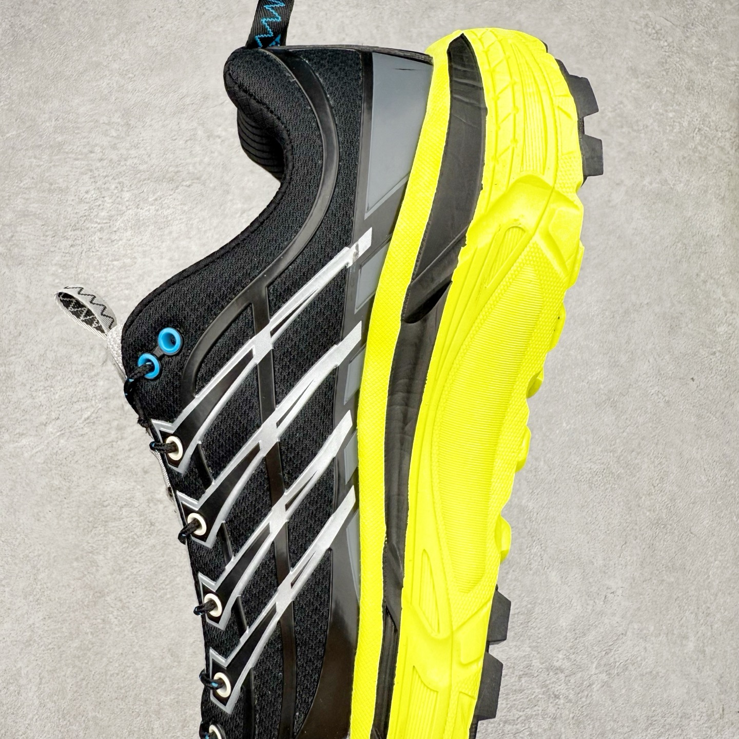 图片[7]-HOKA ONE ONE Mafate Speed 3 Low 玛法特3代系列低帮轻量户外越野休闲运动慢跑鞋 HOKA ONE ONE 最近推出了一个胶囊系列 Origin Story 这个系列里的 Mafate Speed 2 可以说让我日思夜想有一阵子了 最近终于拔草 让我来分享一下这双也是上脚赞到爆的越野跑鞋吧 以阿尔卑斯山脉作为主题将亮黄色与蓝色调覆盖在这经典轮廓之上 配色的呈现效果相当亮眼 以至于很多人买这个配色是用来日常搭配的 鞋面采用超轻的无缝架构 轻薄的TPU贴在透气的鞋面材料上 减轻重量同时也保证了支撑性 鞋底则采用滚动平衡技术 引导跑者回归自然步态 祖传的神奇EVA材质中底依旧是一如既往地表现优秀 能提供充足的缓震 作为HOKA家的越野跑鞋 VIBRAM 橡胶大底也是必不可少的 即便在复杂湿滑的地形 依旧能有良好的抓地力及稳定性 鞋带采用了弹性不易松脱的扁宽弹性鞋带 前掌与中掌部分也进行了加宽 也更加适合亚洲人的脚型 是一款十分全面且足够强悍的户外硬核越野鞋 而这双极其亮眼的越野跑鞋恰好又是在江山一百中参赛的UTMB冠军 Ludovic POMMERET 夺冠时穿着的战靴 这就让它变得更加有吸引力了 用来日常搭配的话短裤是基本不挑 长裤我个人推荐阔腿裤 工装裤以及各种长筒牛仔裤都可以 尺码：36 36.5 37.5 38 38.5 39 40 40.5 41 42 42.5 43 44 44.5 45-选品中心