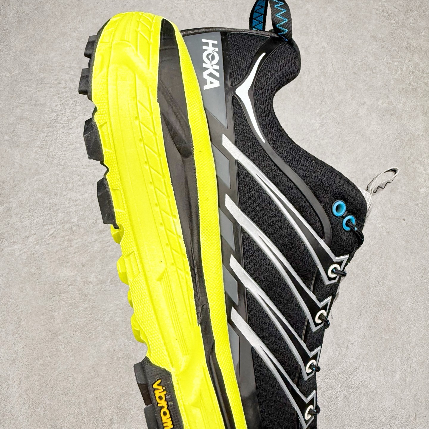 图片[6]-HOKA ONE ONE Mafate Speed 3 Low 玛法特3代系列低帮轻量户外越野休闲运动慢跑鞋 HOKA ONE ONE 最近推出了一个胶囊系列 Origin Story 这个系列里的 Mafate Speed 2 可以说让我日思夜想有一阵子了 最近终于拔草 让我来分享一下这双也是上脚赞到爆的越野跑鞋吧 以阿尔卑斯山脉作为主题将亮黄色与蓝色调覆盖在这经典轮廓之上 配色的呈现效果相当亮眼 以至于很多人买这个配色是用来日常搭配的 鞋面采用超轻的无缝架构 轻薄的TPU贴在透气的鞋面材料上 减轻重量同时也保证了支撑性 鞋底则采用滚动平衡技术 引导跑者回归自然步态 祖传的神奇EVA材质中底依旧是一如既往地表现优秀 能提供充足的缓震 作为HOKA家的越野跑鞋 VIBRAM 橡胶大底也是必不可少的 即便在复杂湿滑的地形 依旧能有良好的抓地力及稳定性 鞋带采用了弹性不易松脱的扁宽弹性鞋带 前掌与中掌部分也进行了加宽 也更加适合亚洲人的脚型 是一款十分全面且足够强悍的户外硬核越野鞋 而这双极其亮眼的越野跑鞋恰好又是在江山一百中参赛的UTMB冠军 Ludovic POMMERET 夺冠时穿着的战靴 这就让它变得更加有吸引力了 用来日常搭配的话短裤是基本不挑 长裤我个人推荐阔腿裤 工装裤以及各种长筒牛仔裤都可以 尺码：36 36.5 37.5 38 38.5 39 40 40.5 41 42 42.5 43 44 44.5 45-选品中心