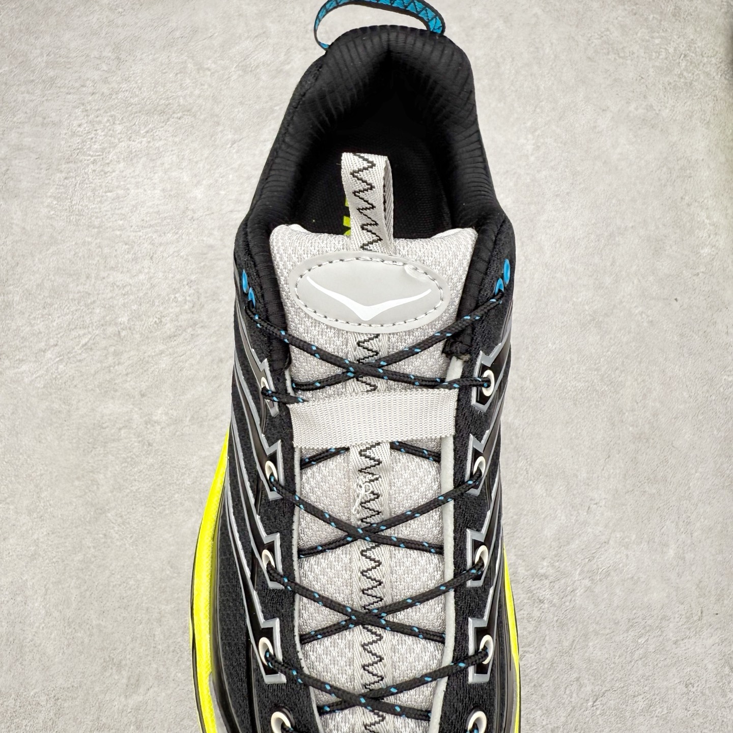 图片[5]-HOKA ONE ONE Mafate Speed 3 Low 玛法特3代系列低帮轻量户外越野休闲运动慢跑鞋 HOKA ONE ONE 最近推出了一个胶囊系列 Origin Story 这个系列里的 Mafate Speed 2 可以说让我日思夜想有一阵子了 最近终于拔草 让我来分享一下这双也是上脚赞到爆的越野跑鞋吧 以阿尔卑斯山脉作为主题将亮黄色与蓝色调覆盖在这经典轮廓之上 配色的呈现效果相当亮眼 以至于很多人买这个配色是用来日常搭配的 鞋面采用超轻的无缝架构 轻薄的TPU贴在透气的鞋面材料上 减轻重量同时也保证了支撑性 鞋底则采用滚动平衡技术 引导跑者回归自然步态 祖传的神奇EVA材质中底依旧是一如既往地表现优秀 能提供充足的缓震 作为HOKA家的越野跑鞋 VIBRAM 橡胶大底也是必不可少的 即便在复杂湿滑的地形 依旧能有良好的抓地力及稳定性 鞋带采用了弹性不易松脱的扁宽弹性鞋带 前掌与中掌部分也进行了加宽 也更加适合亚洲人的脚型 是一款十分全面且足够强悍的户外硬核越野鞋 而这双极其亮眼的越野跑鞋恰好又是在江山一百中参赛的UTMB冠军 Ludovic POMMERET 夺冠时穿着的战靴 这就让它变得更加有吸引力了 用来日常搭配的话短裤是基本不挑 长裤我个人推荐阔腿裤 工装裤以及各种长筒牛仔裤都可以 尺码：36 36.5 37.5 38 38.5 39 40 40.5 41 42 42.5 43 44 44.5 45-选品中心