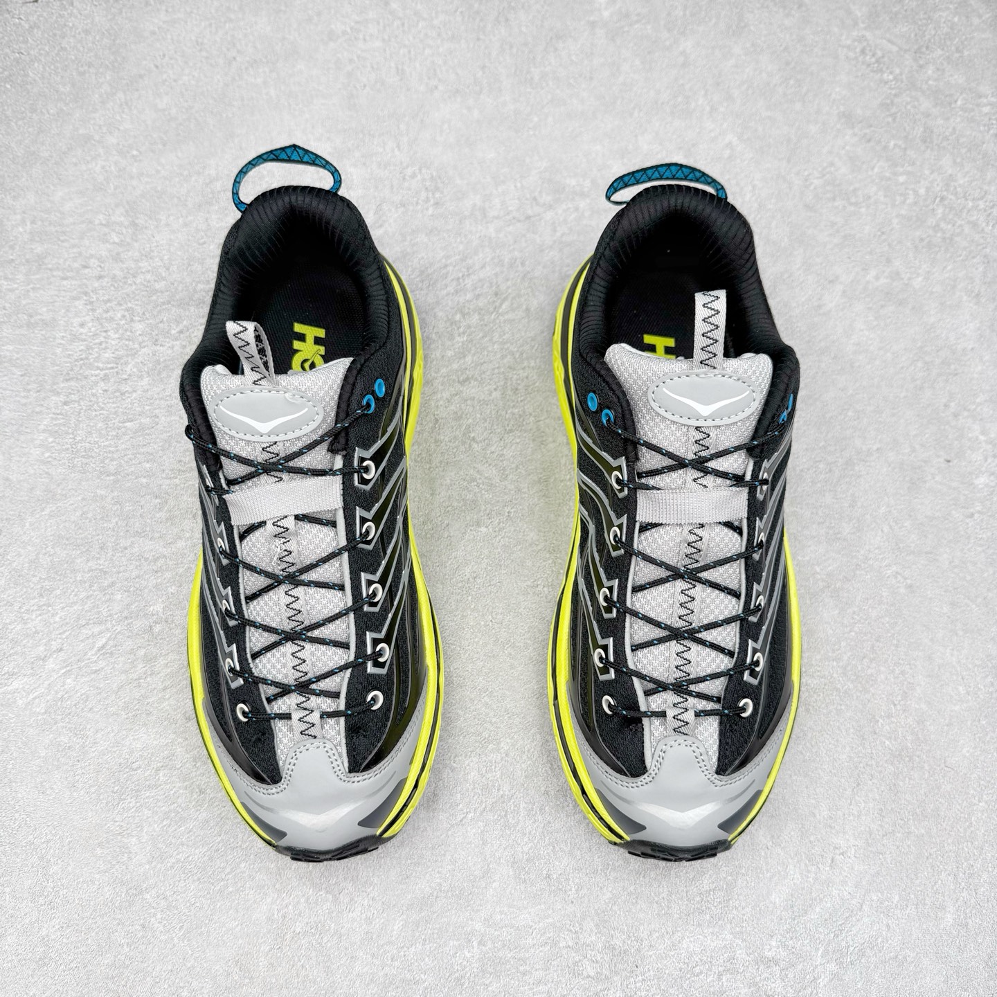 图片[2]-HOKA ONE ONE Mafate Speed 3 Low 玛法特3代系列低帮轻量户外越野休闲运动慢跑鞋 HOKA ONE ONE 最近推出了一个胶囊系列 Origin Story 这个系列里的 Mafate Speed 2 可以说让我日思夜想有一阵子了 最近终于拔草 让我来分享一下这双也是上脚赞到爆的越野跑鞋吧 以阿尔卑斯山脉作为主题将亮黄色与蓝色调覆盖在这经典轮廓之上 配色的呈现效果相当亮眼 以至于很多人买这个配色是用来日常搭配的 鞋面采用超轻的无缝架构 轻薄的TPU贴在透气的鞋面材料上 减轻重量同时也保证了支撑性 鞋底则采用滚动平衡技术 引导跑者回归自然步态 祖传的神奇EVA材质中底依旧是一如既往地表现优秀 能提供充足的缓震 作为HOKA家的越野跑鞋 VIBRAM 橡胶大底也是必不可少的 即便在复杂湿滑的地形 依旧能有良好的抓地力及稳定性 鞋带采用了弹性不易松脱的扁宽弹性鞋带 前掌与中掌部分也进行了加宽 也更加适合亚洲人的脚型 是一款十分全面且足够强悍的户外硬核越野鞋 而这双极其亮眼的越野跑鞋恰好又是在江山一百中参赛的UTMB冠军 Ludovic POMMERET 夺冠时穿着的战靴 这就让它变得更加有吸引力了 用来日常搭配的话短裤是基本不挑 长裤我个人推荐阔腿裤 工装裤以及各种长筒牛仔裤都可以 尺码：36 36.5 37.5 38 38.5 39 40 40.5 41 42 42.5 43 44 44.5 45-选品中心