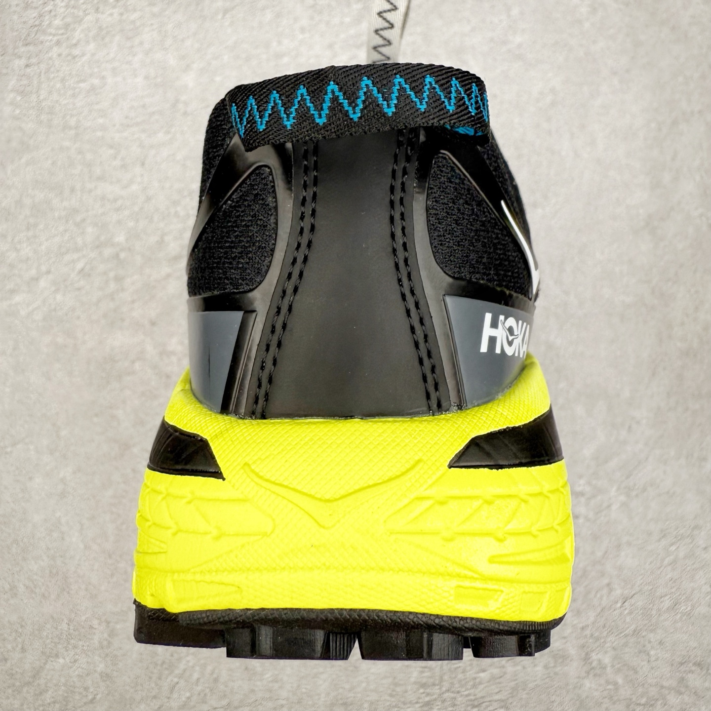 图片[8]-HOKA ONE ONE Mafate Speed 3 Low 玛法特3代系列低帮轻量户外越野休闲运动慢跑鞋 HOKA ONE ONE 最近推出了一个胶囊系列 Origin Story 这个系列里的 Mafate Speed 2 可以说让我日思夜想有一阵子了 最近终于拔草 让我来分享一下这双也是上脚赞到爆的越野跑鞋吧 以阿尔卑斯山脉作为主题将亮黄色与蓝色调覆盖在这经典轮廓之上 配色的呈现效果相当亮眼 以至于很多人买这个配色是用来日常搭配的 鞋面采用超轻的无缝架构 轻薄的TPU贴在透气的鞋面材料上 减轻重量同时也保证了支撑性 鞋底则采用滚动平衡技术 引导跑者回归自然步态 祖传的神奇EVA材质中底依旧是一如既往地表现优秀 能提供充足的缓震 作为HOKA家的越野跑鞋 VIBRAM 橡胶大底也是必不可少的 即便在复杂湿滑的地形 依旧能有良好的抓地力及稳定性 鞋带采用了弹性不易松脱的扁宽弹性鞋带 前掌与中掌部分也进行了加宽 也更加适合亚洲人的脚型 是一款十分全面且足够强悍的户外硬核越野鞋 而这双极其亮眼的越野跑鞋恰好又是在江山一百中参赛的UTMB冠军 Ludovic POMMERET 夺冠时穿着的战靴 这就让它变得更加有吸引力了 用来日常搭配的话短裤是基本不挑 长裤我个人推荐阔腿裤 工装裤以及各种长筒牛仔裤都可以 尺码：36 36.5 37.5 38 38.5 39 40 40.5 41 42 42.5 43 44 44.5 45-选品中心