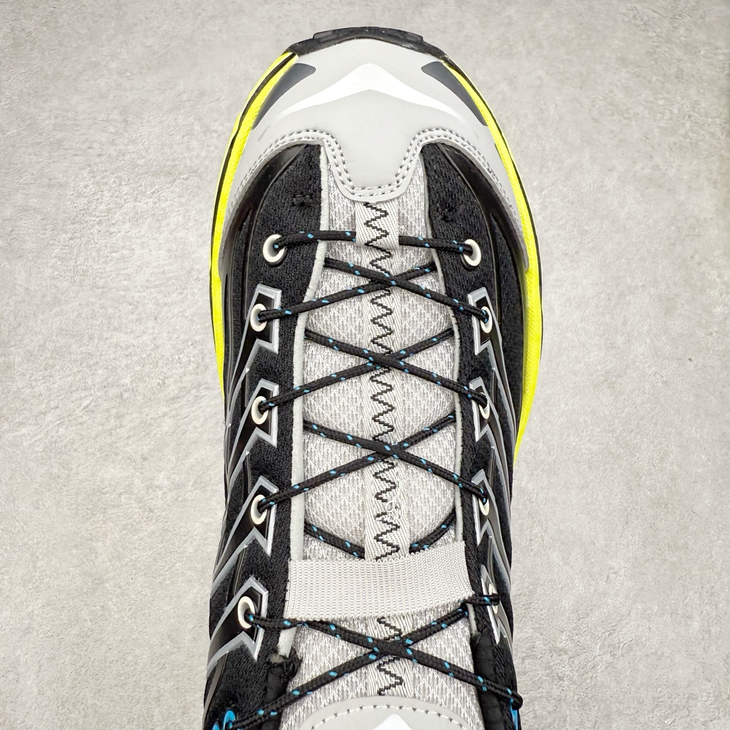 图片[4]-HOKA ONE ONE Mafate Speed 3 Low 玛法特3代系列低帮轻量户外越野休闲运动慢跑鞋 HOKA ONE ONE 最近推出了一个胶囊系列 Origin Story 这个系列里的 Mafate Speed 2 可以说让我日思夜想有一阵子了 最近终于拔草 让我来分享一下这双也是上脚赞到爆的越野跑鞋吧 以阿尔卑斯山脉作为主题将亮黄色与蓝色调覆盖在这经典轮廓之上 配色的呈现效果相当亮眼 以至于很多人买这个配色是用来日常搭配的 鞋面采用超轻的无缝架构 轻薄的TPU贴在透气的鞋面材料上 减轻重量同时也保证了支撑性 鞋底则采用滚动平衡技术 引导跑者回归自然步态 祖传的神奇EVA材质中底依旧是一如既往地表现优秀 能提供充足的缓震 作为HOKA家的越野跑鞋 VIBRAM 橡胶大底也是必不可少的 即便在复杂湿滑的地形 依旧能有良好的抓地力及稳定性 鞋带采用了弹性不易松脱的扁宽弹性鞋带 前掌与中掌部分也进行了加宽 也更加适合亚洲人的脚型 是一款十分全面且足够强悍的户外硬核越野鞋 而这双极其亮眼的越野跑鞋恰好又是在江山一百中参赛的UTMB冠军 Ludovic POMMERET 夺冠时穿着的战靴 这就让它变得更加有吸引力了 用来日常搭配的话短裤是基本不挑 长裤我个人推荐阔腿裤 工装裤以及各种长筒牛仔裤都可以 尺码：36 36.5 37.5 38 38.5 39 40 40.5 41 42 42.5 43 44 44.5 45-选品中心