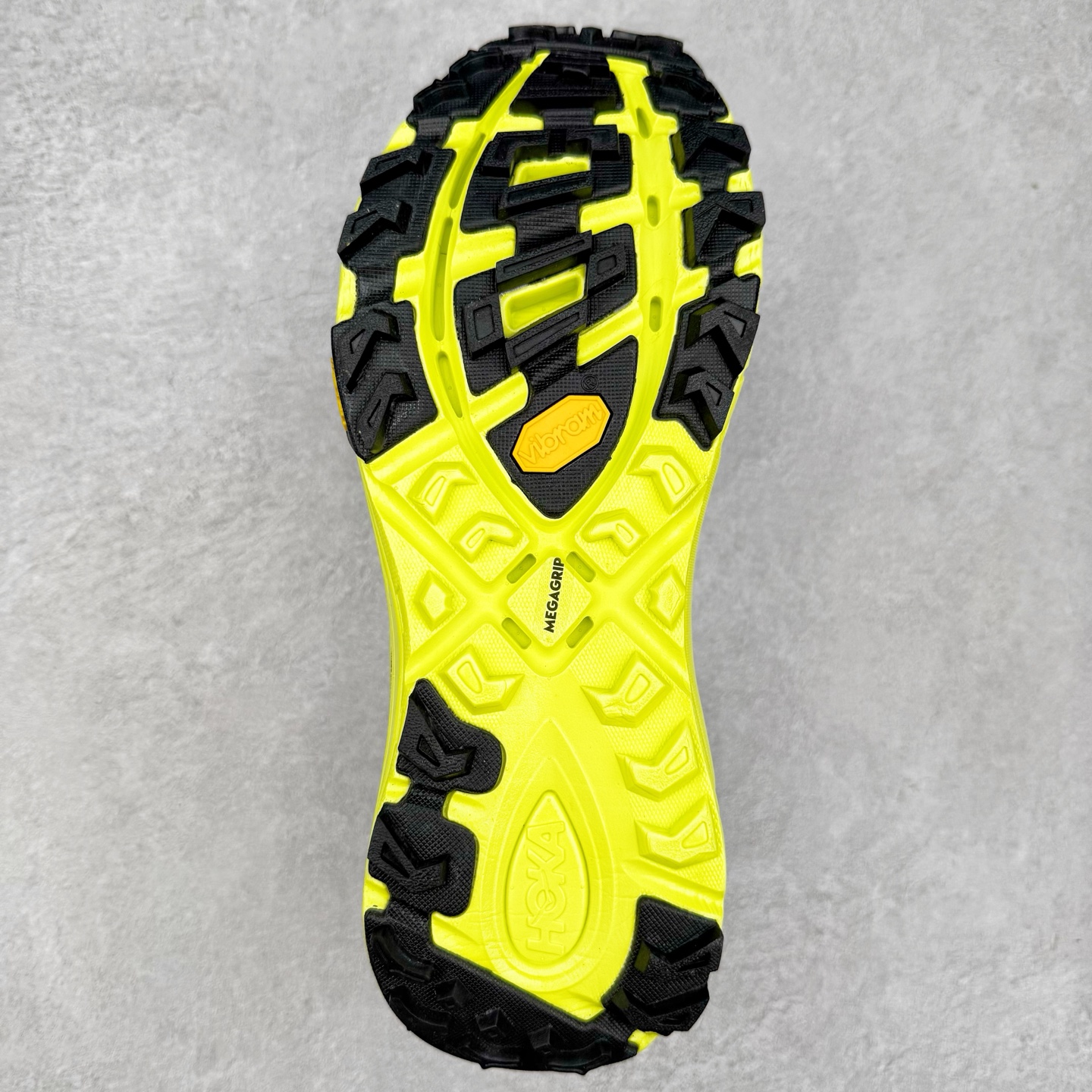 图片[9]-HOKA ONE ONE Mafate Speed 3 Low 玛法特3代系列低帮轻量户外越野休闲运动慢跑鞋 HOKA ONE ONE 最近推出了一个胶囊系列 Origin Story 这个系列里的 Mafate Speed 2 可以说让我日思夜想有一阵子了 最近终于拔草 让我来分享一下这双也是上脚赞到爆的越野跑鞋吧 以阿尔卑斯山脉作为主题将亮黄色与蓝色调覆盖在这经典轮廓之上 配色的呈现效果相当亮眼 以至于很多人买这个配色是用来日常搭配的 鞋面采用超轻的无缝架构 轻薄的TPU贴在透气的鞋面材料上 减轻重量同时也保证了支撑性 鞋底则采用滚动平衡技术 引导跑者回归自然步态 祖传的神奇EVA材质中底依旧是一如既往地表现优秀 能提供充足的缓震 作为HOKA家的越野跑鞋 VIBRAM 橡胶大底也是必不可少的 即便在复杂湿滑的地形 依旧能有良好的抓地力及稳定性 鞋带采用了弹性不易松脱的扁宽弹性鞋带 前掌与中掌部分也进行了加宽 也更加适合亚洲人的脚型 是一款十分全面且足够强悍的户外硬核越野鞋 而这双极其亮眼的越野跑鞋恰好又是在江山一百中参赛的UTMB冠军 Ludovic POMMERET 夺冠时穿着的战靴 这就让它变得更加有吸引力了 用来日常搭配的话短裤是基本不挑 长裤我个人推荐阔腿裤 工装裤以及各种长筒牛仔裤都可以 尺码：36 36.5 37.5 38 38.5 39 40 40.5 41 42 42.5 43 44 44.5 45-选品中心