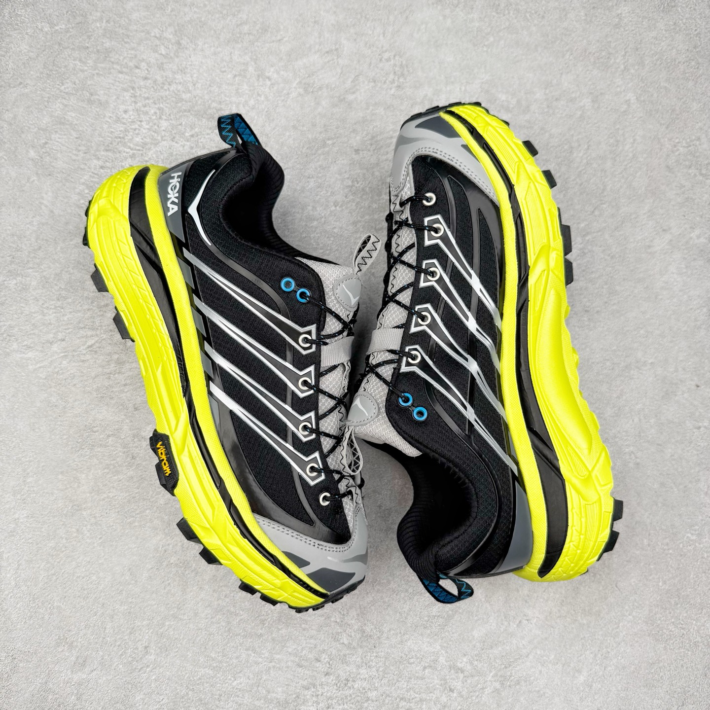 图片[3]-HOKA ONE ONE Mafate Speed 3 Low 玛法特3代系列低帮轻量户外越野休闲运动慢跑鞋 HOKA ONE ONE 最近推出了一个胶囊系列 Origin Story 这个系列里的 Mafate Speed 2 可以说让我日思夜想有一阵子了 最近终于拔草 让我来分享一下这双也是上脚赞到爆的越野跑鞋吧 以阿尔卑斯山脉作为主题将亮黄色与蓝色调覆盖在这经典轮廓之上 配色的呈现效果相当亮眼 以至于很多人买这个配色是用来日常搭配的 鞋面采用超轻的无缝架构 轻薄的TPU贴在透气的鞋面材料上 减轻重量同时也保证了支撑性 鞋底则采用滚动平衡技术 引导跑者回归自然步态 祖传的神奇EVA材质中底依旧是一如既往地表现优秀 能提供充足的缓震 作为HOKA家的越野跑鞋 VIBRAM 橡胶大底也是必不可少的 即便在复杂湿滑的地形 依旧能有良好的抓地力及稳定性 鞋带采用了弹性不易松脱的扁宽弹性鞋带 前掌与中掌部分也进行了加宽 也更加适合亚洲人的脚型 是一款十分全面且足够强悍的户外硬核越野鞋 而这双极其亮眼的越野跑鞋恰好又是在江山一百中参赛的UTMB冠军 Ludovic POMMERET 夺冠时穿着的战靴 这就让它变得更加有吸引力了 用来日常搭配的话短裤是基本不挑 长裤我个人推荐阔腿裤 工装裤以及各种长筒牛仔裤都可以 尺码：36 36.5 37.5 38 38.5 39 40 40.5 41 42 42.5 43 44 44.5 45-选品中心