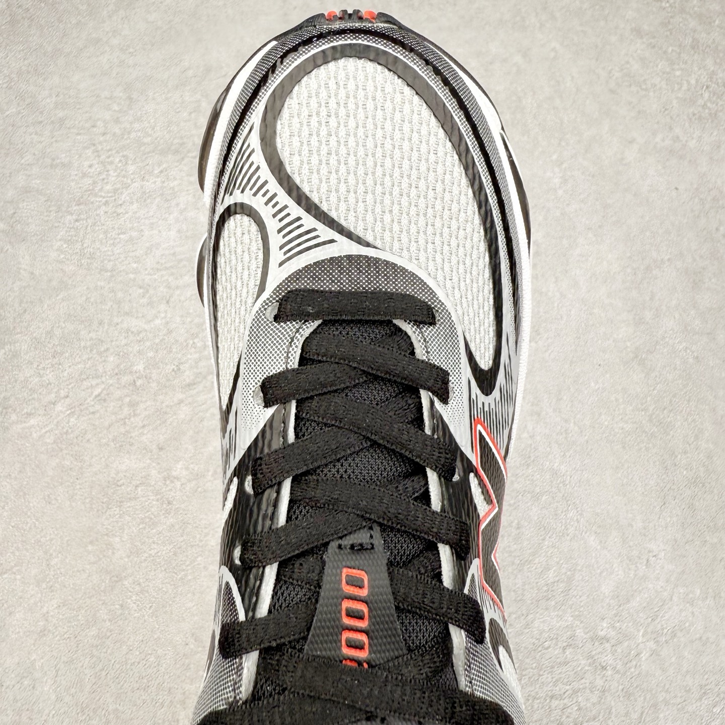 图片[4]-New Balance NB2000 舒适百搭防滑耐磨低帮 休闲跑步鞋 New Balance 在近两年的球鞋市场屡出奇招，在经典鞋型保持进一步增长的同时，推出的每一款新鞋型也都有傲人的战绩。在 327、9060 等鞋型获得成功之后，今天 New Balance 家族又迎来了新鲜血液的注入。这双 New Balance 2000 依然是融合了新旧元素的跑鞋造型，命名为 2000，或许是它的设计理念有着 Y2K 的血统。最大的亮点，在于这双鞋的中底。外侧以五个 ABZORB 单元，带来极具辨识度和冲击力的视觉效果，让这双鞋在外观和脚感方面都颇具吸引力。尺码：36 37 37.5 38 38.5 39 40 40.5 41 42 42.5 43 44 45 46-选品中心