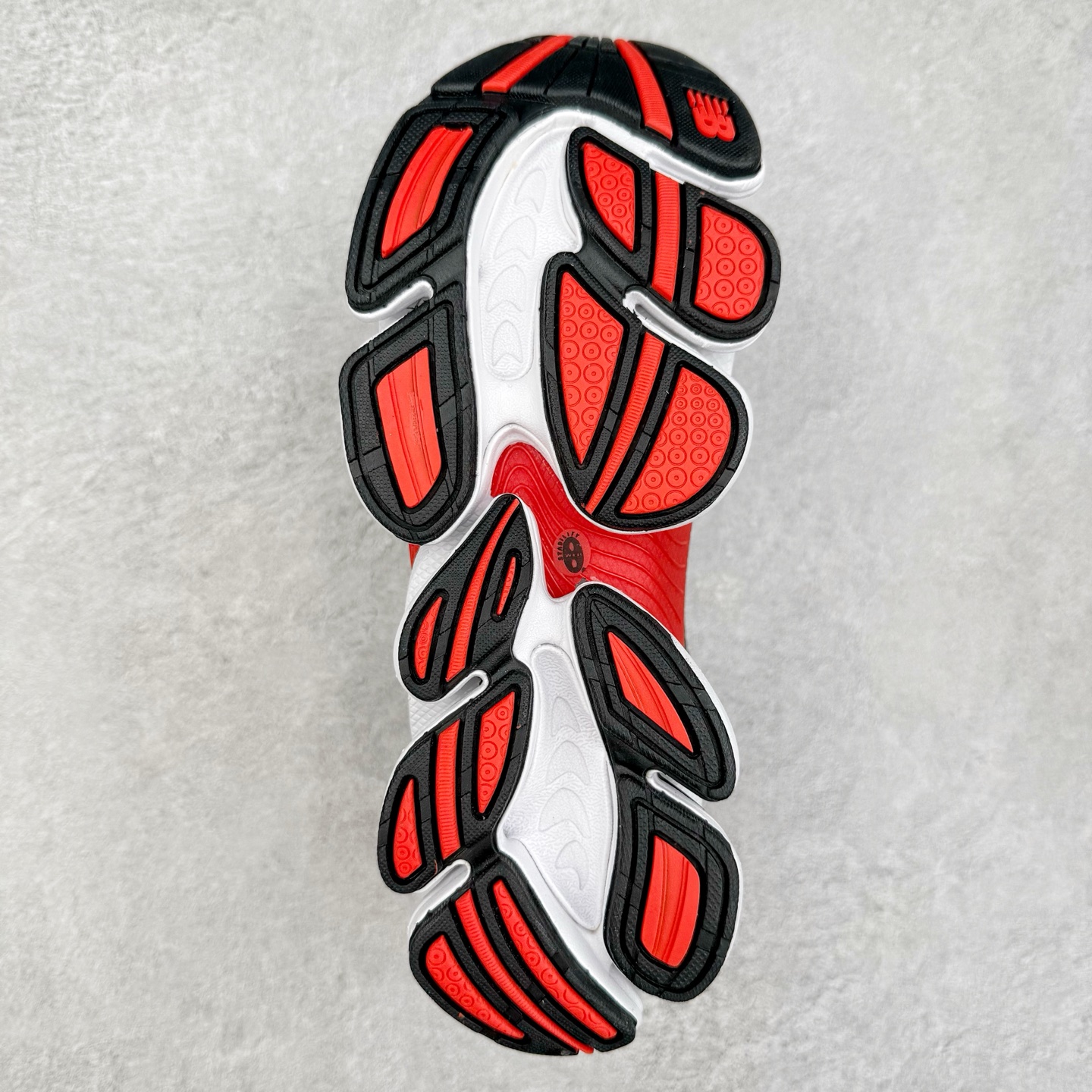 图片[9]-New Balance NB2000 舒适百搭防滑耐磨低帮 休闲跑步鞋 New Balance 在近两年的球鞋市场屡出奇招，在经典鞋型保持进一步增长的同时，推出的每一款新鞋型也都有傲人的战绩。在 327、9060 等鞋型获得成功之后，今天 New Balance 家族又迎来了新鲜血液的注入。这双 New Balance 2000 依然是融合了新旧元素的跑鞋造型，命名为 2000，或许是它的设计理念有着 Y2K 的血统。最大的亮点，在于这双鞋的中底。外侧以五个 ABZORB 单元，带来极具辨识度和冲击力的视觉效果，让这双鞋在外观和脚感方面都颇具吸引力。尺码：36 37 37.5 38 38.5 39 40 40.5 41 42 42.5 43 44 45 46-选品中心